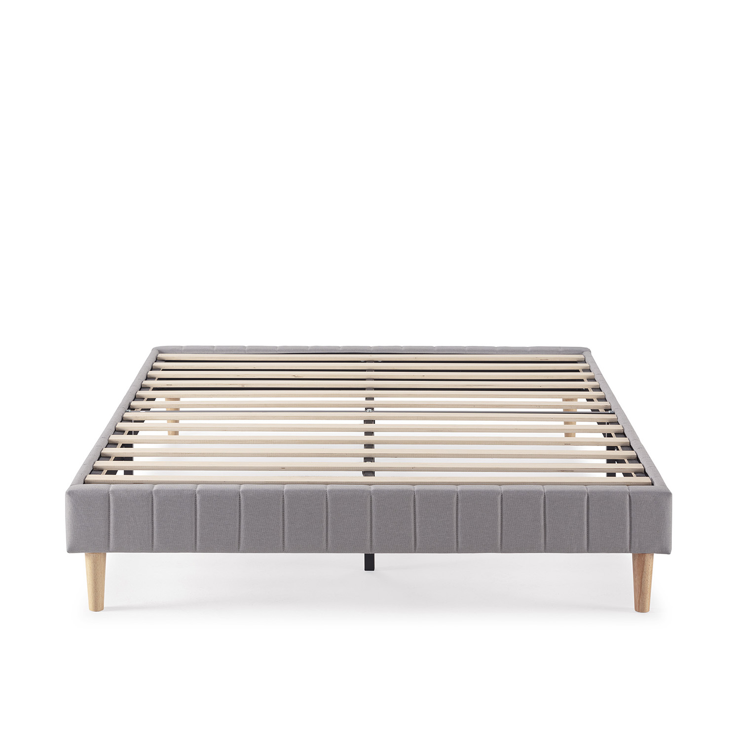 Un somier tapizado gris con listones de madera y patas cónicas.