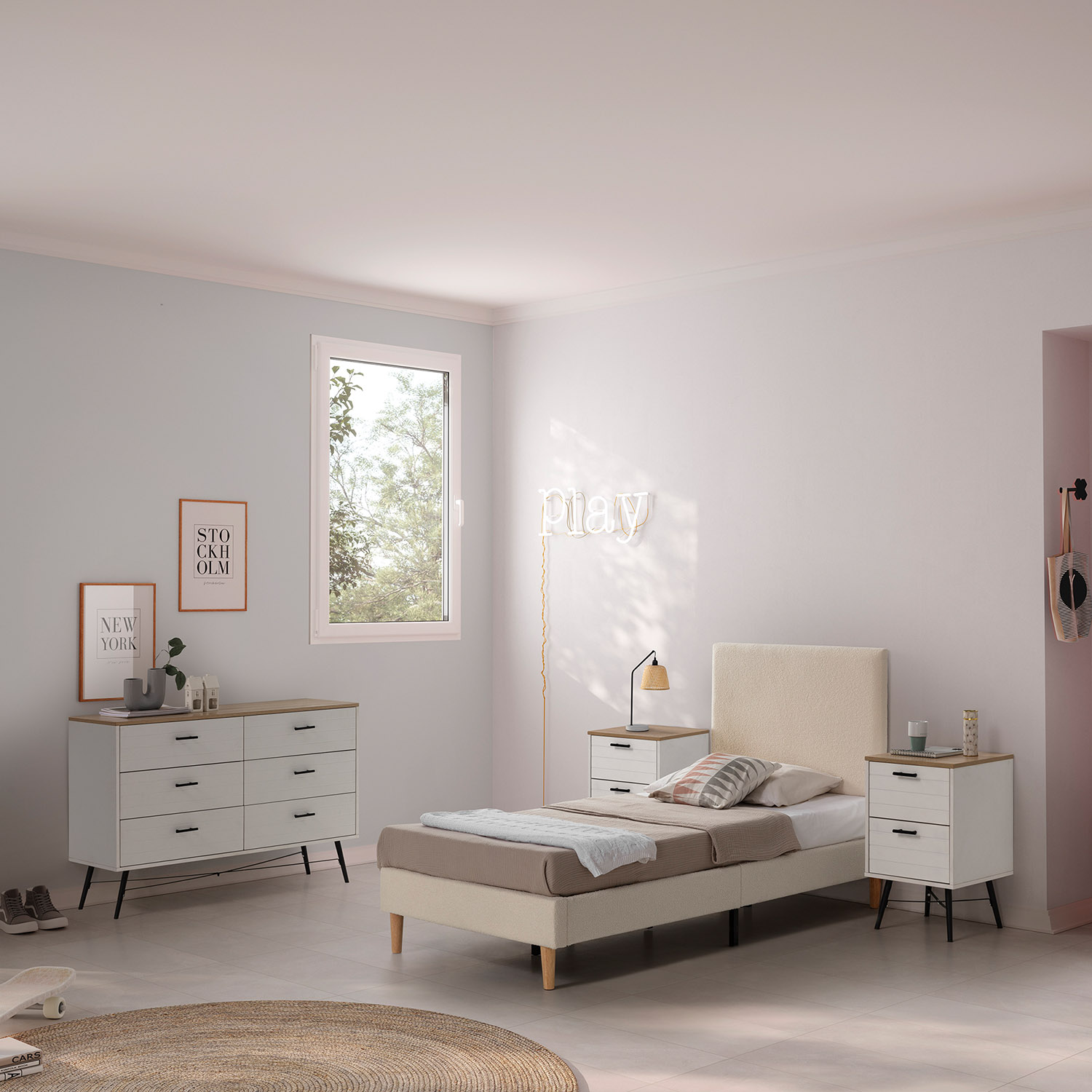 Un dormitorio con una cama, dos mesitas de noche, una cómoda y una ventana.