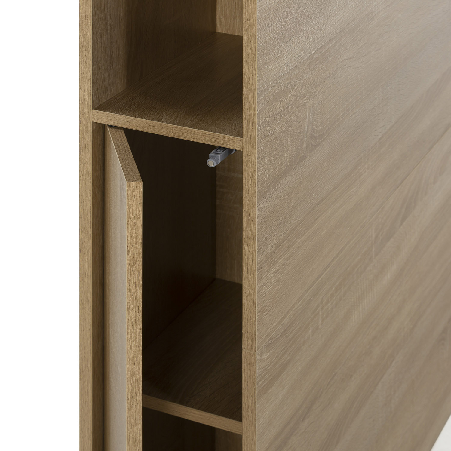 Estanterías de madera abiertas con una puerta entreabierta y mecanismo push-to-open.