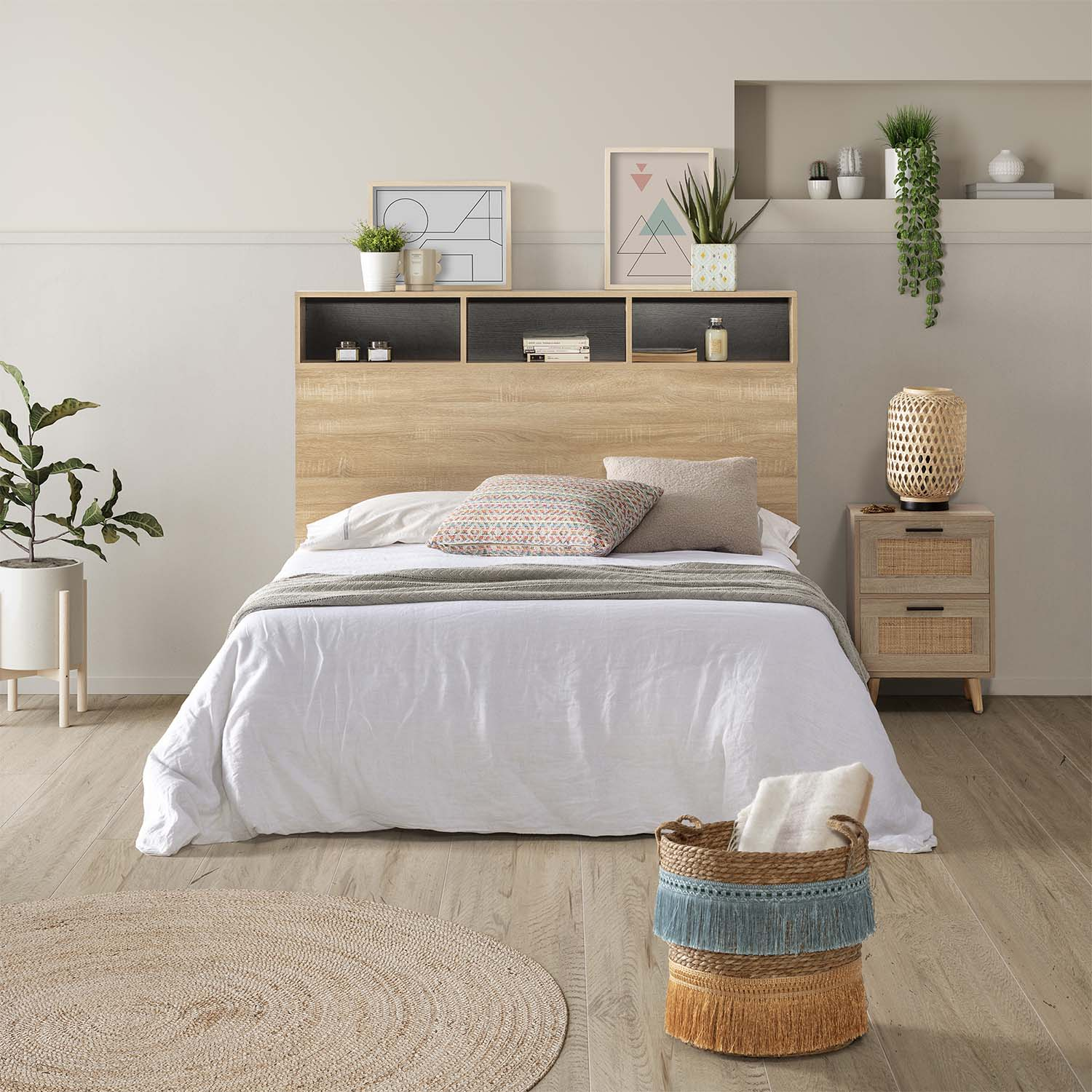 Un dormitorio acogedor con cama blanca, cabecero de madera, plantas y decoración.