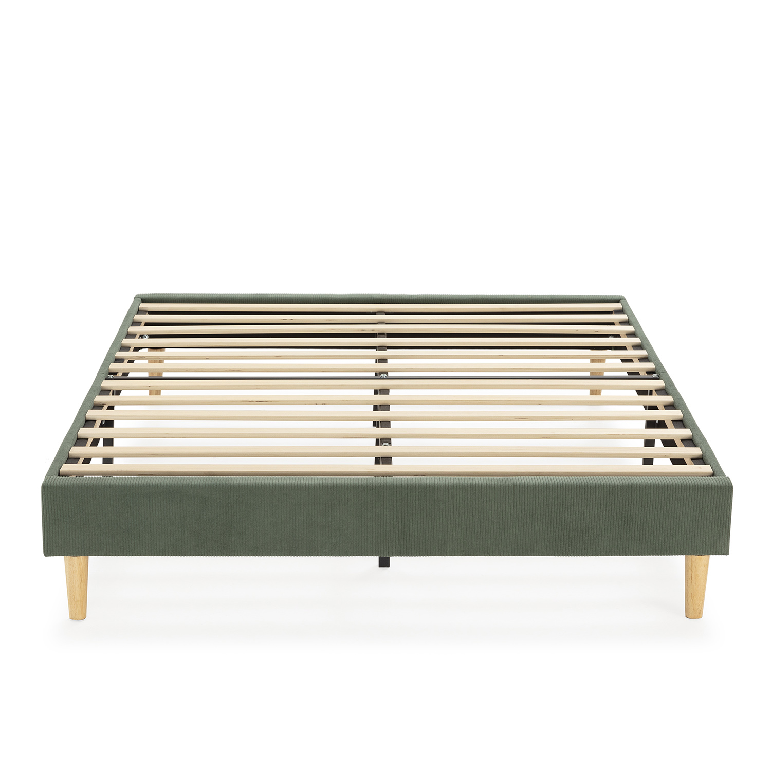 Un somier tapizado verde con listones de madera y cuatro patas cónicas.