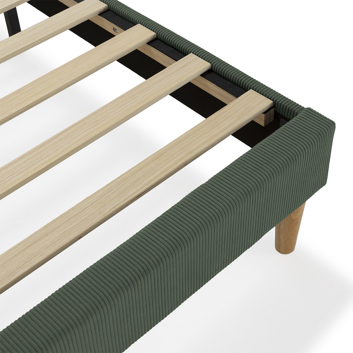 Estructura de cama verde con listones de madera y patas de madera.