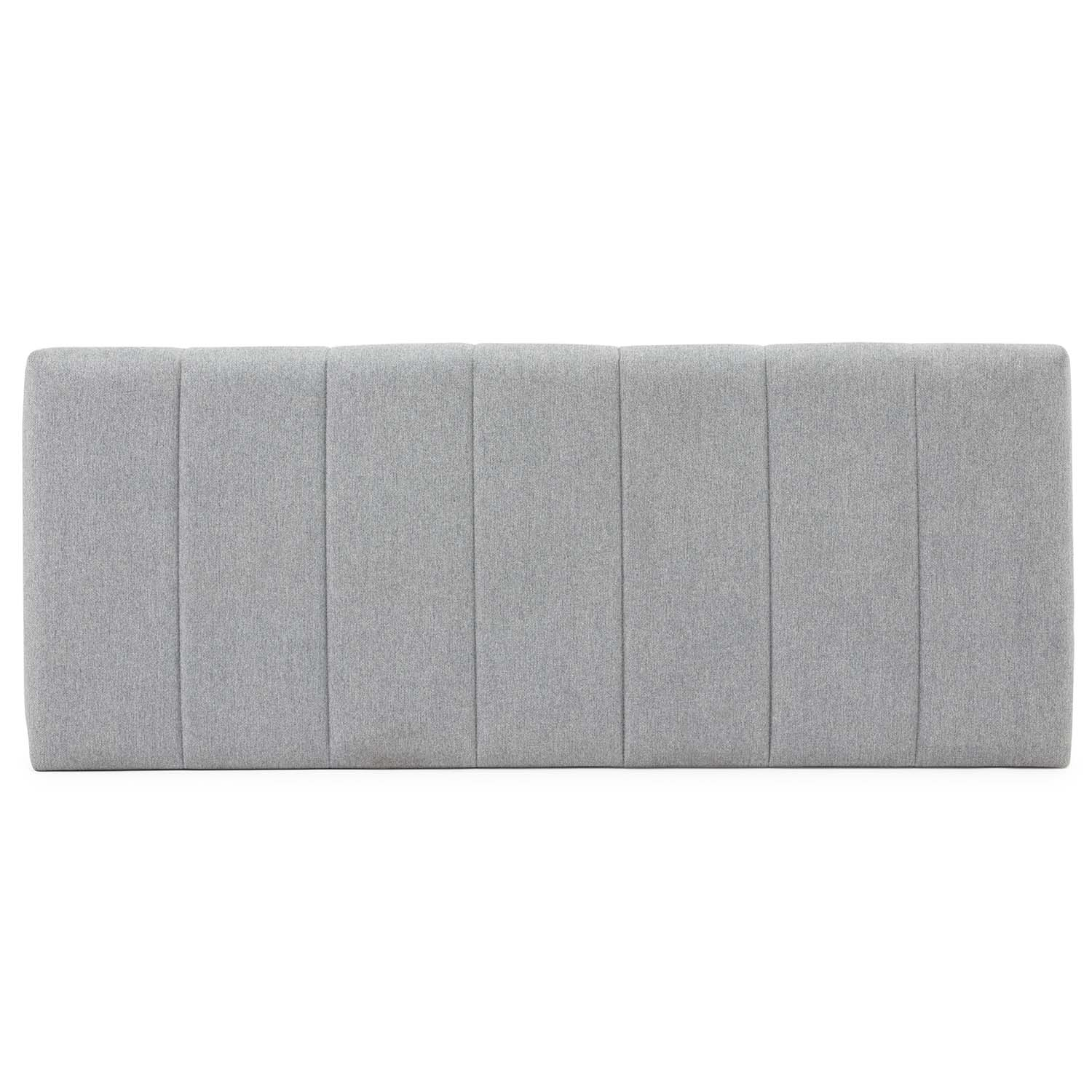 Un cabecero tapizado gris con costuras verticales.