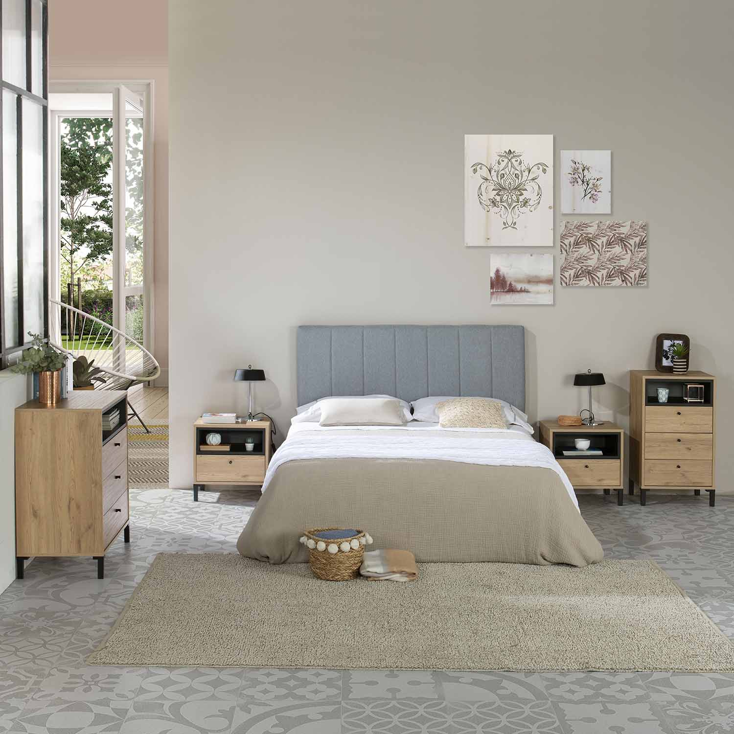Un dormitorio con cama, mesitas de noche, cómoda y cuadros en la pared.