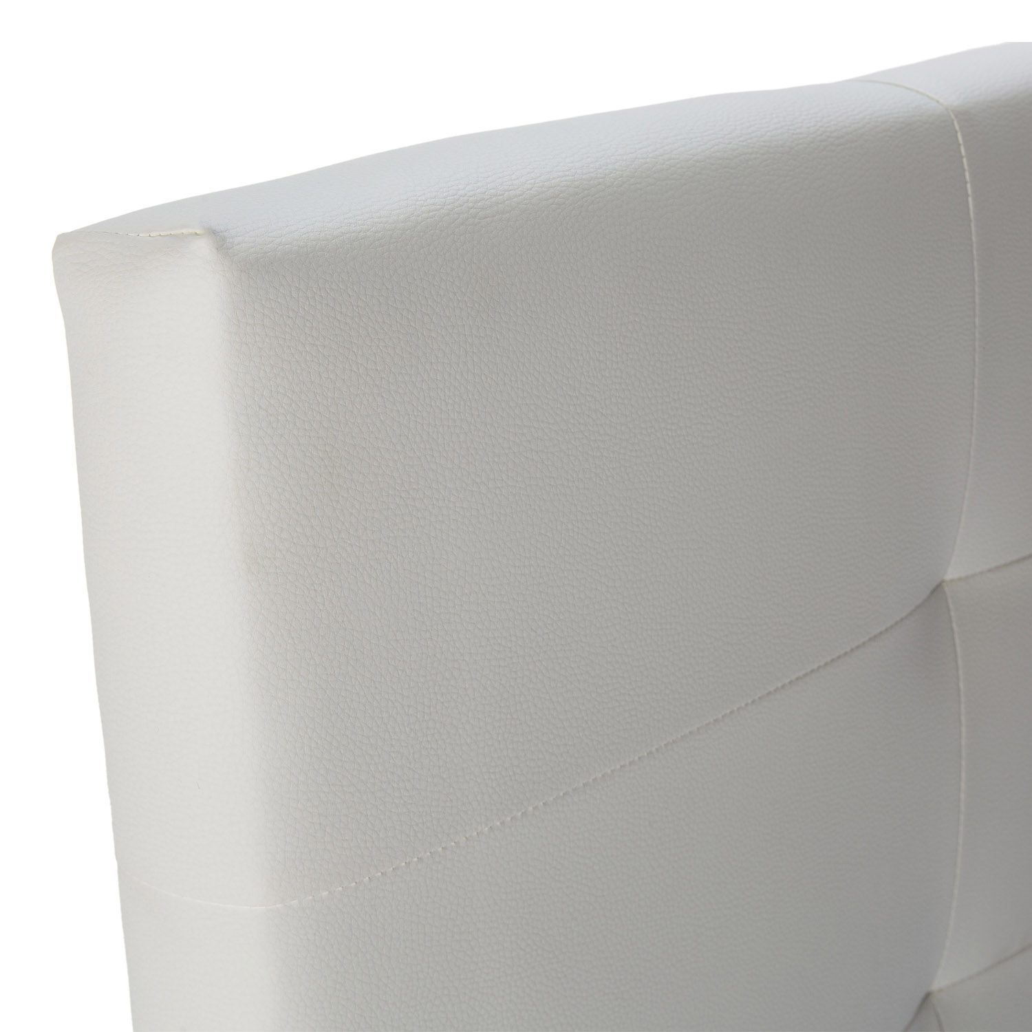 Detalle de costura en mueble blanco tapizado, primer plano.