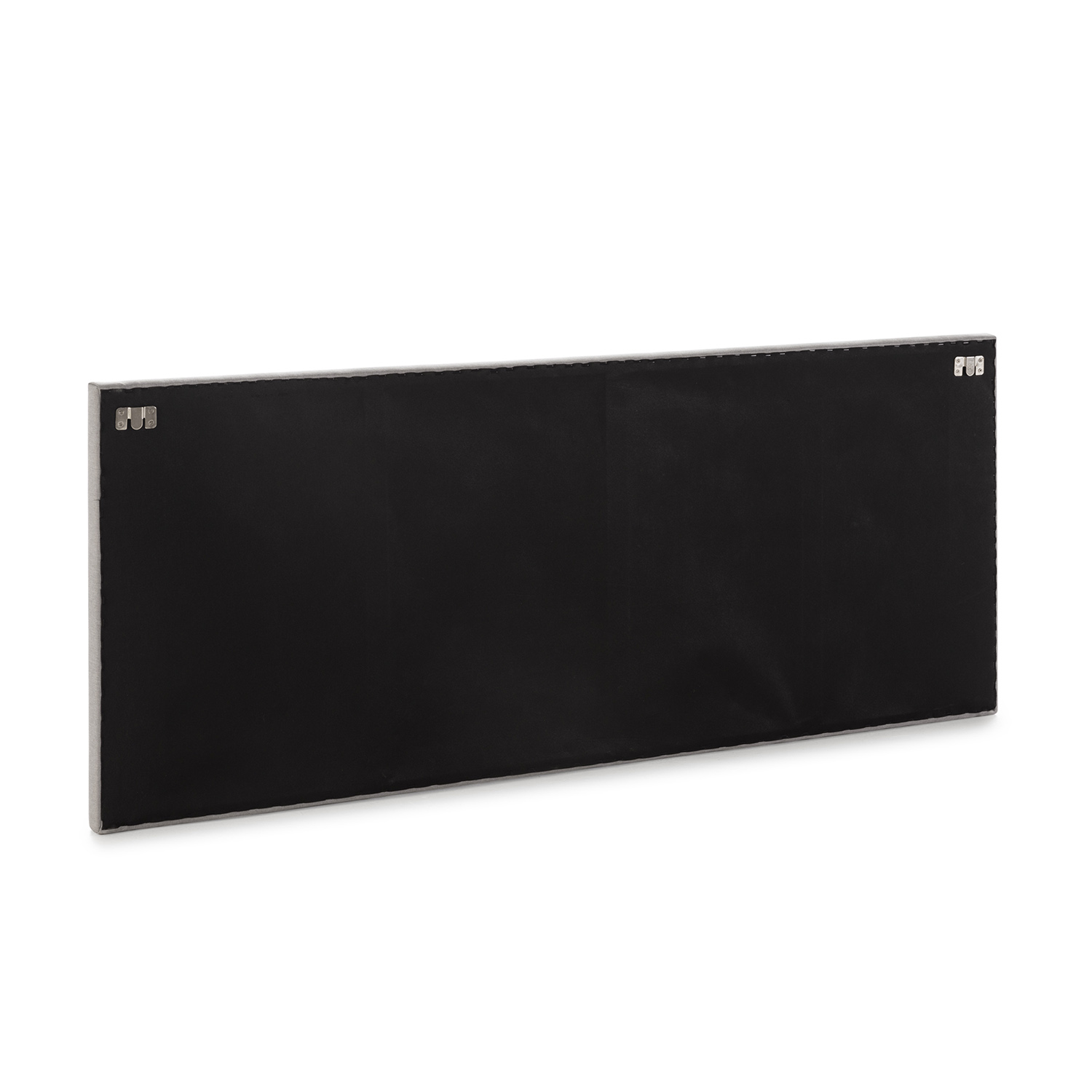 La parte posterior de un cuadro negro rectangular con marco plateado y ganchos.