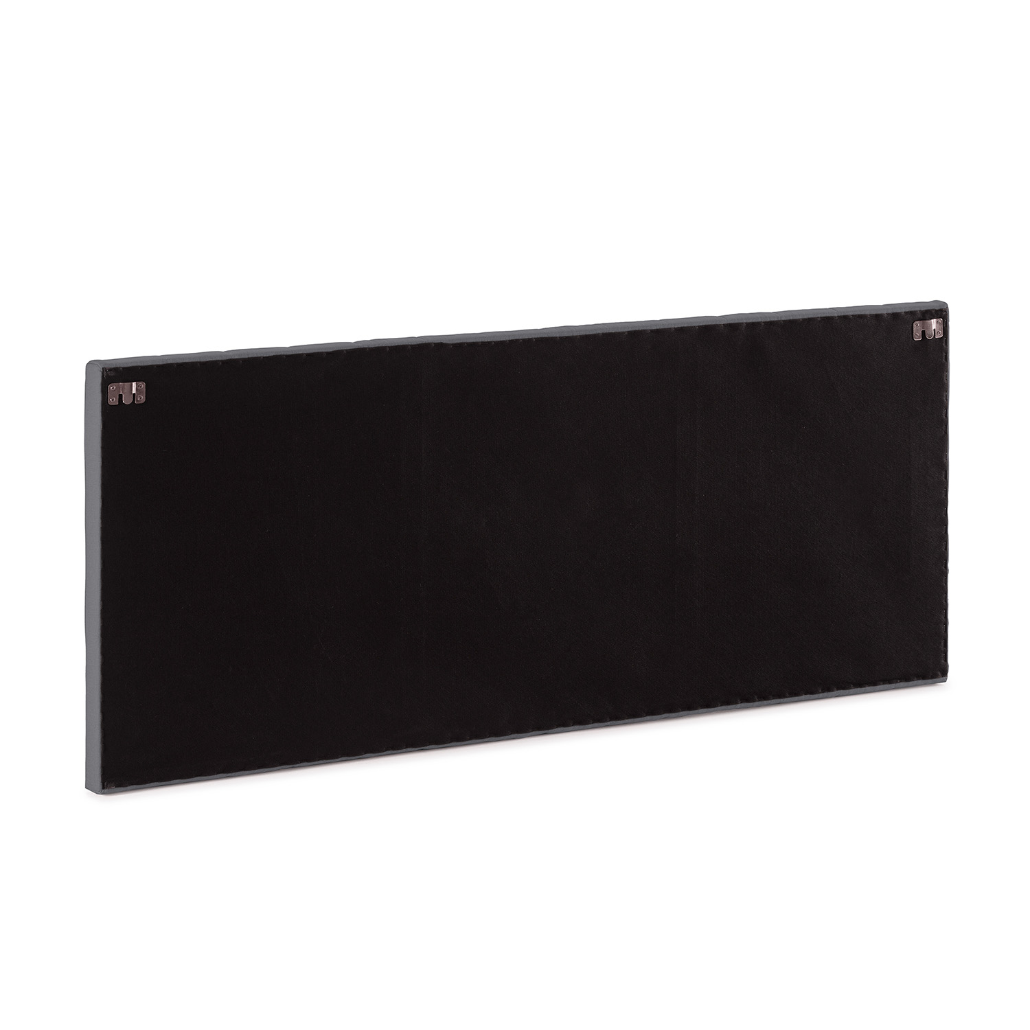 Parte trasera de un cabecero rectangular oscuro con herrajes plateados para colgar en las esquinas superiores.