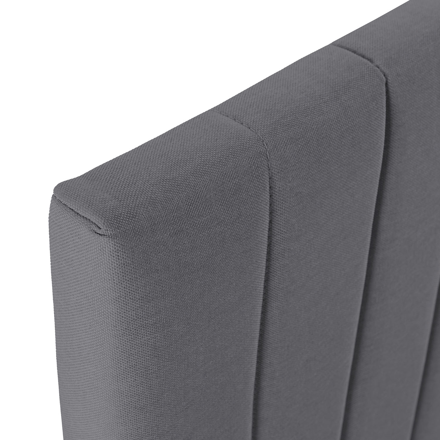 Primer plano de tapicería de tela gris con pliegues verticales.