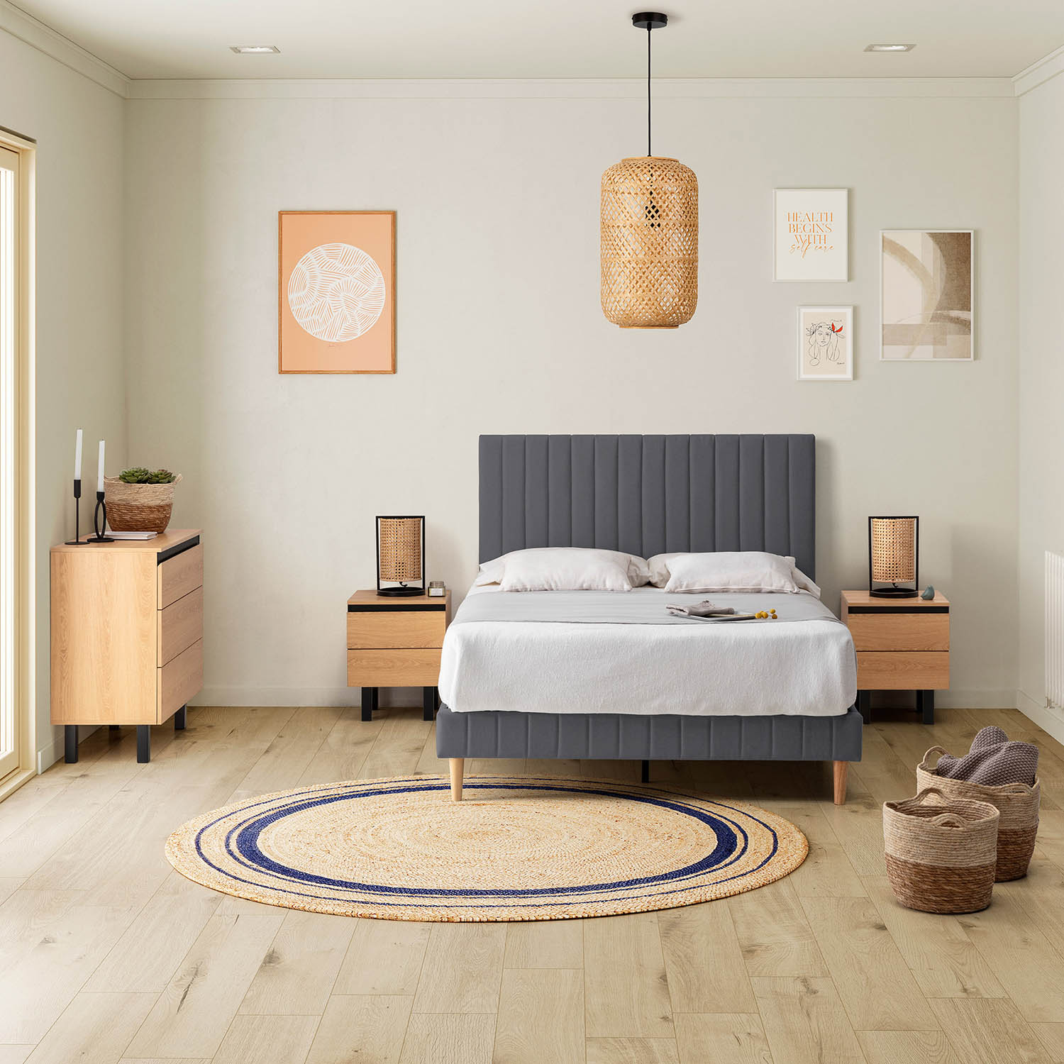 Un dormitorio con cama gris, mesitas de noche, alfombra redonda y decoración. Tonos neutros.