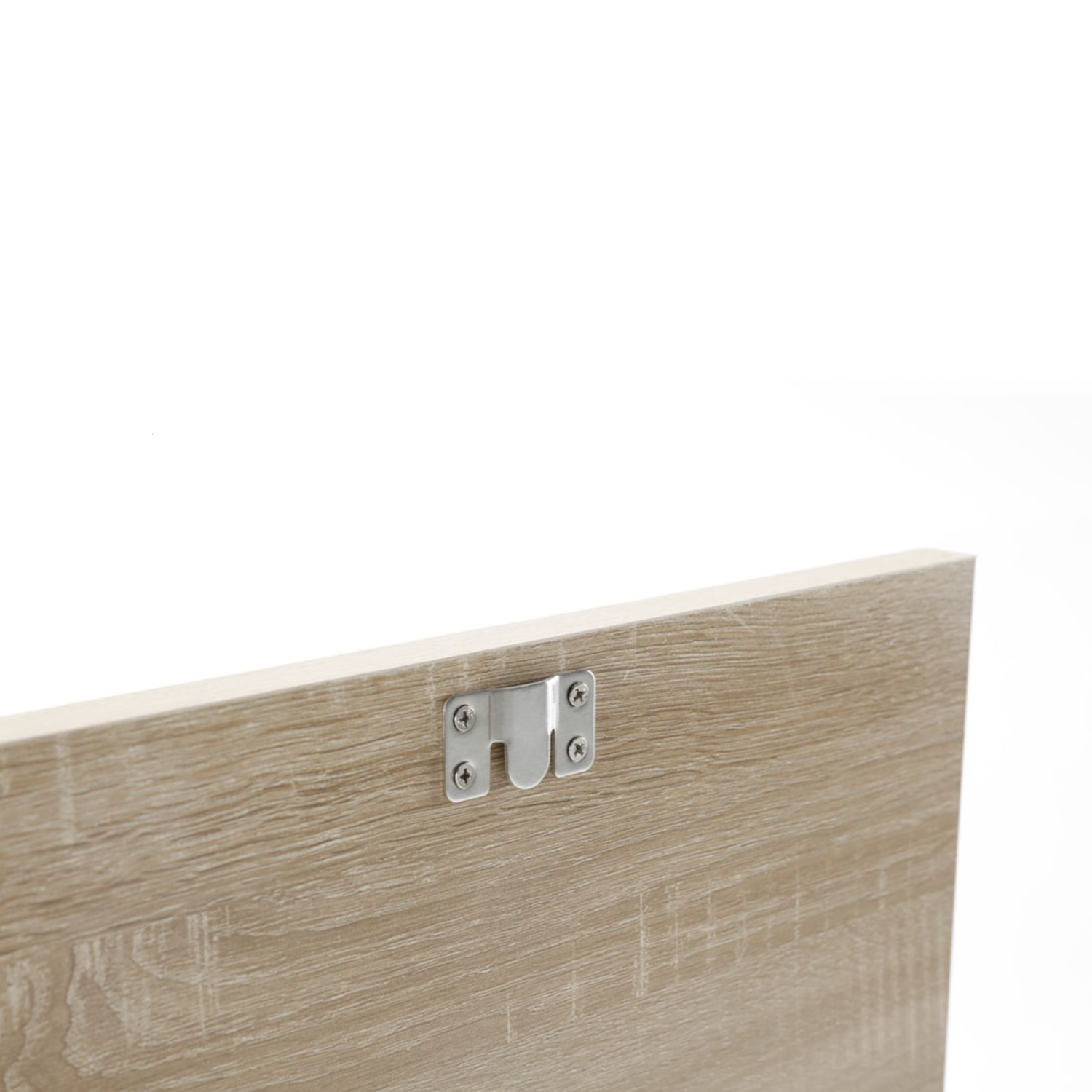 Un colgador de metal está fijado a una superficie de madera.