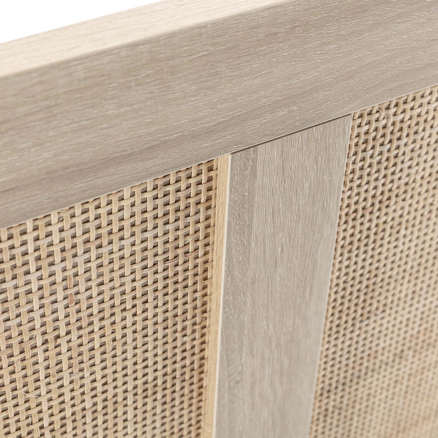 Un detalle de un mueble de ratán con marco de madera y paneles tejidos.