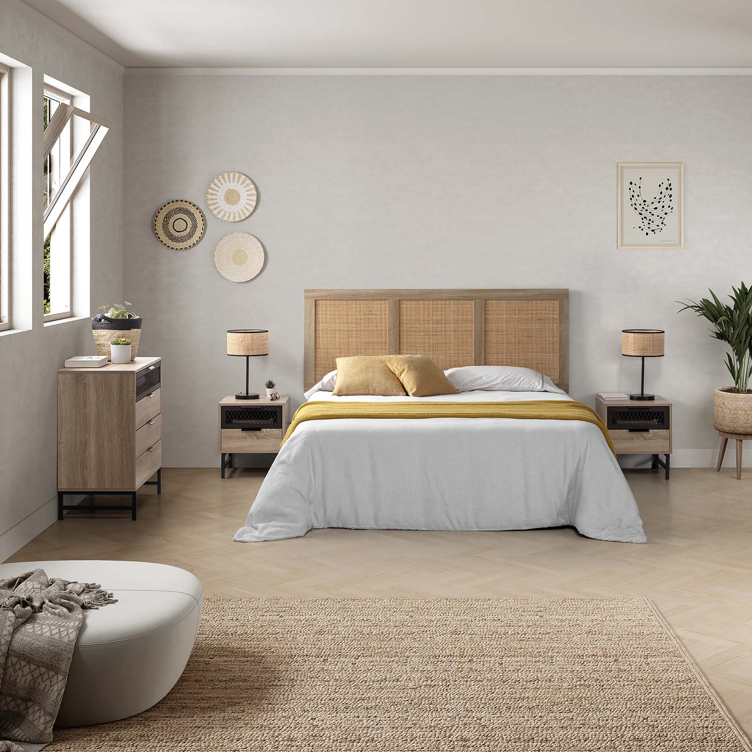Un dormitorio con cama, mesitas de noche, cómoda y decoración de pared.