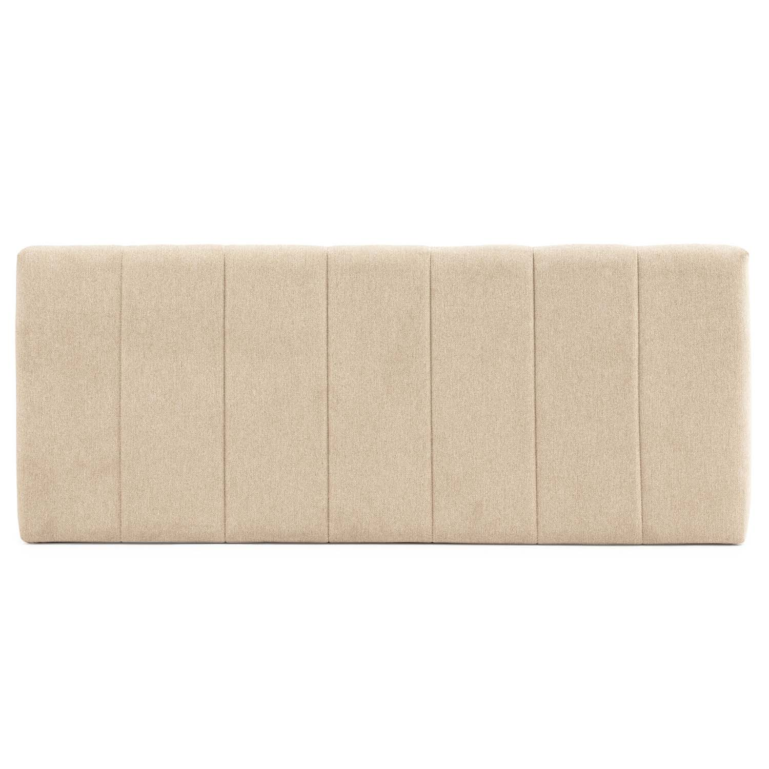 Un cabecero tapizado beige claro con costuras verticales.
