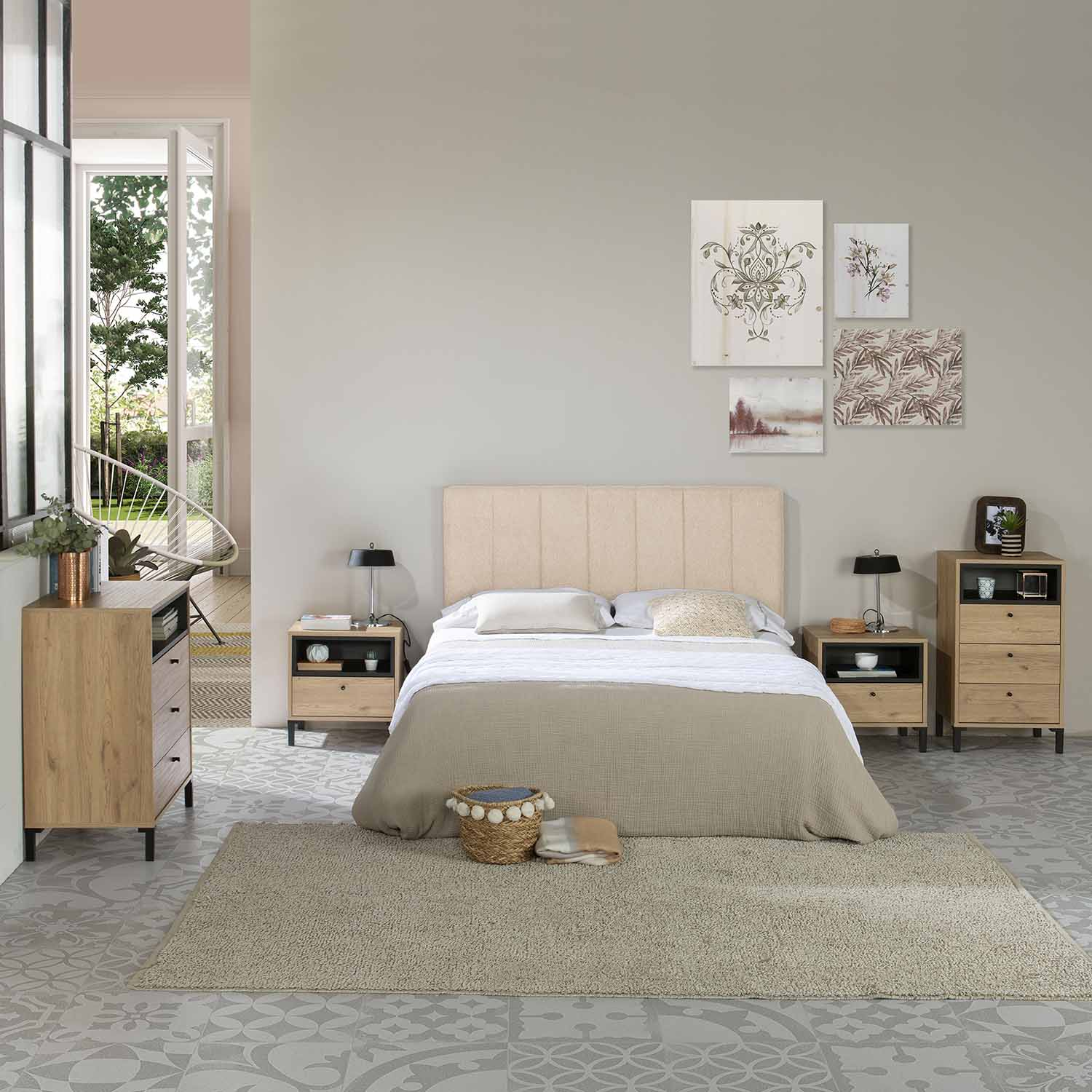 Un dormitorio con cama, mesitas de noche, cómoda y alfombra.