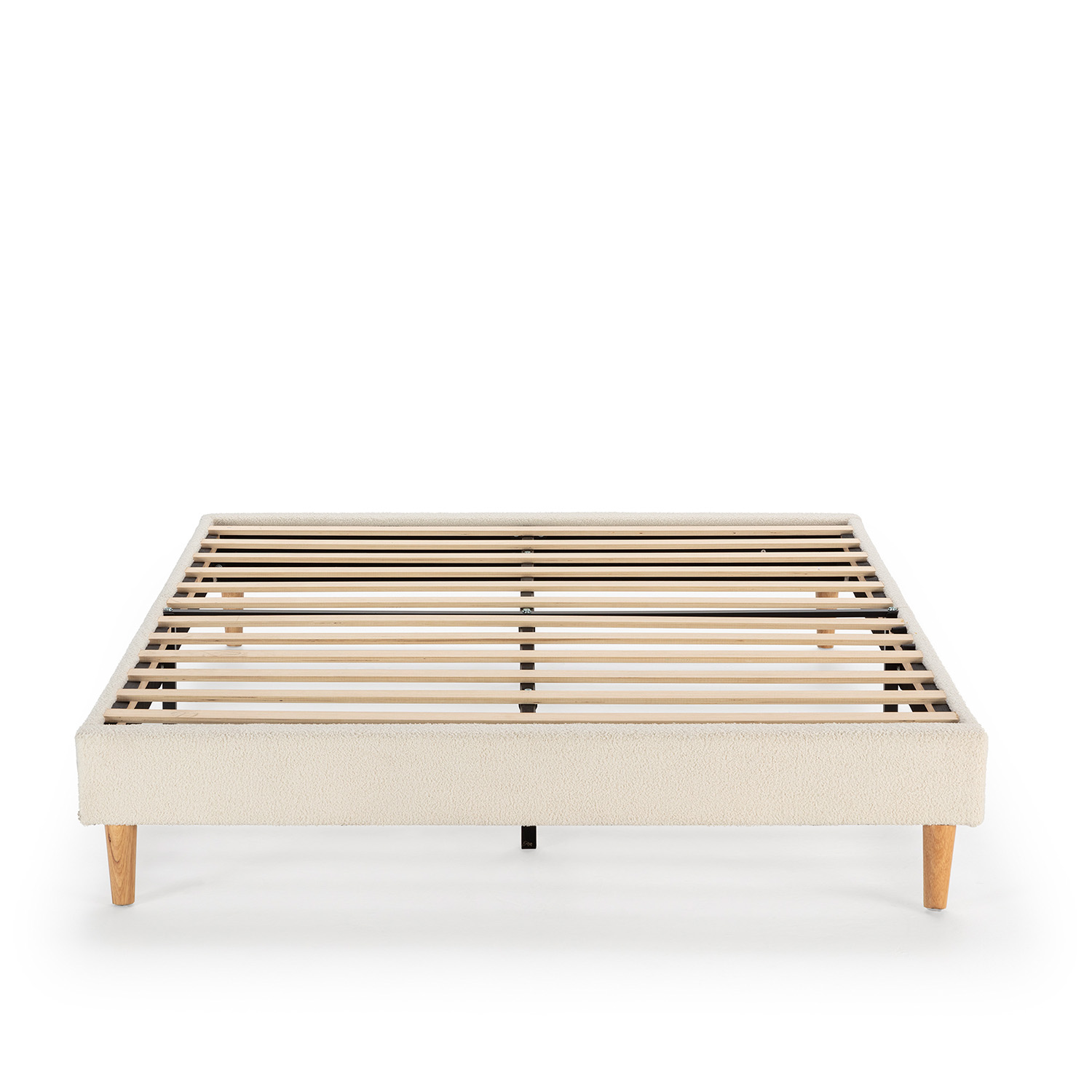 Un somier color crema con listones de madera y cuatro patas de madera sobre fondo blanco.