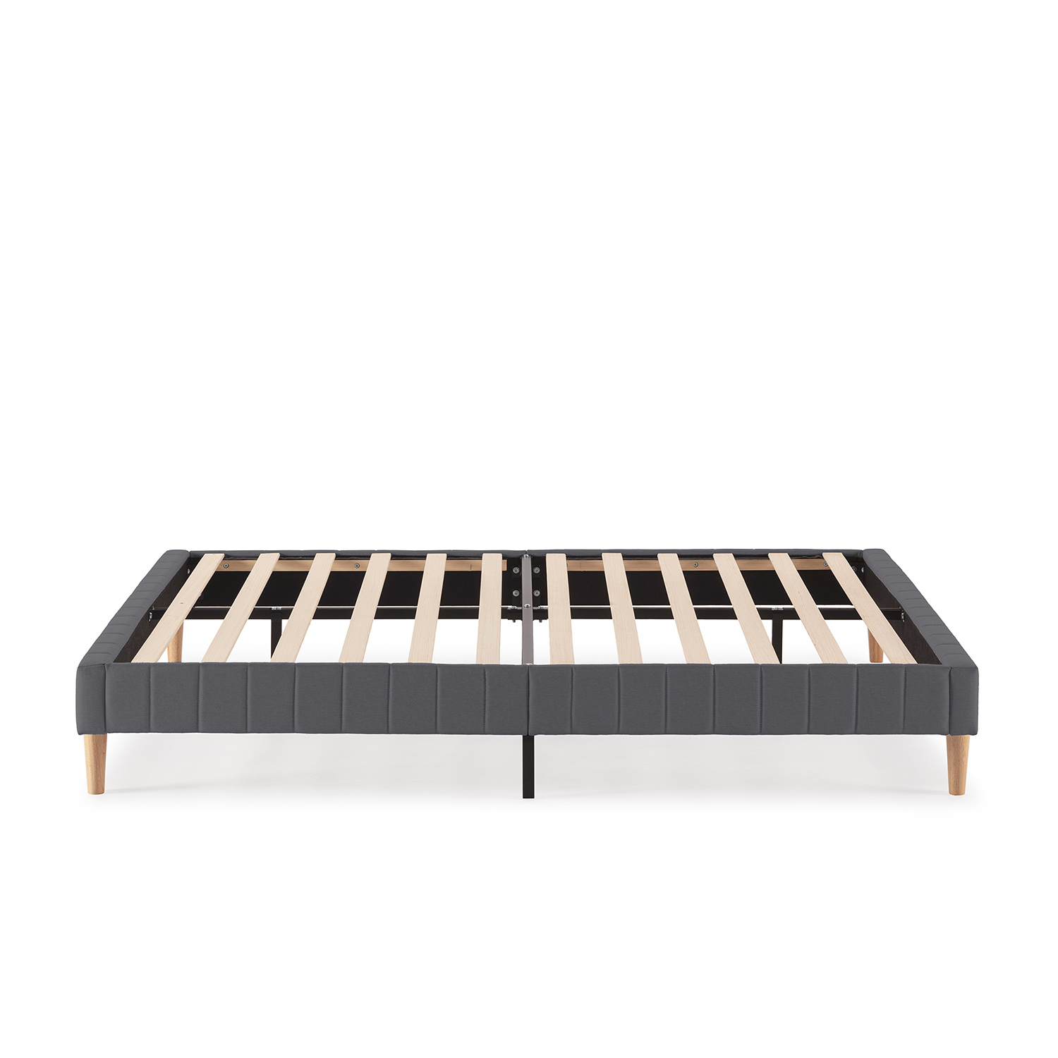 Una base de cama gris con listones de madera y cuatro patas de madera sobre fondo blanco.