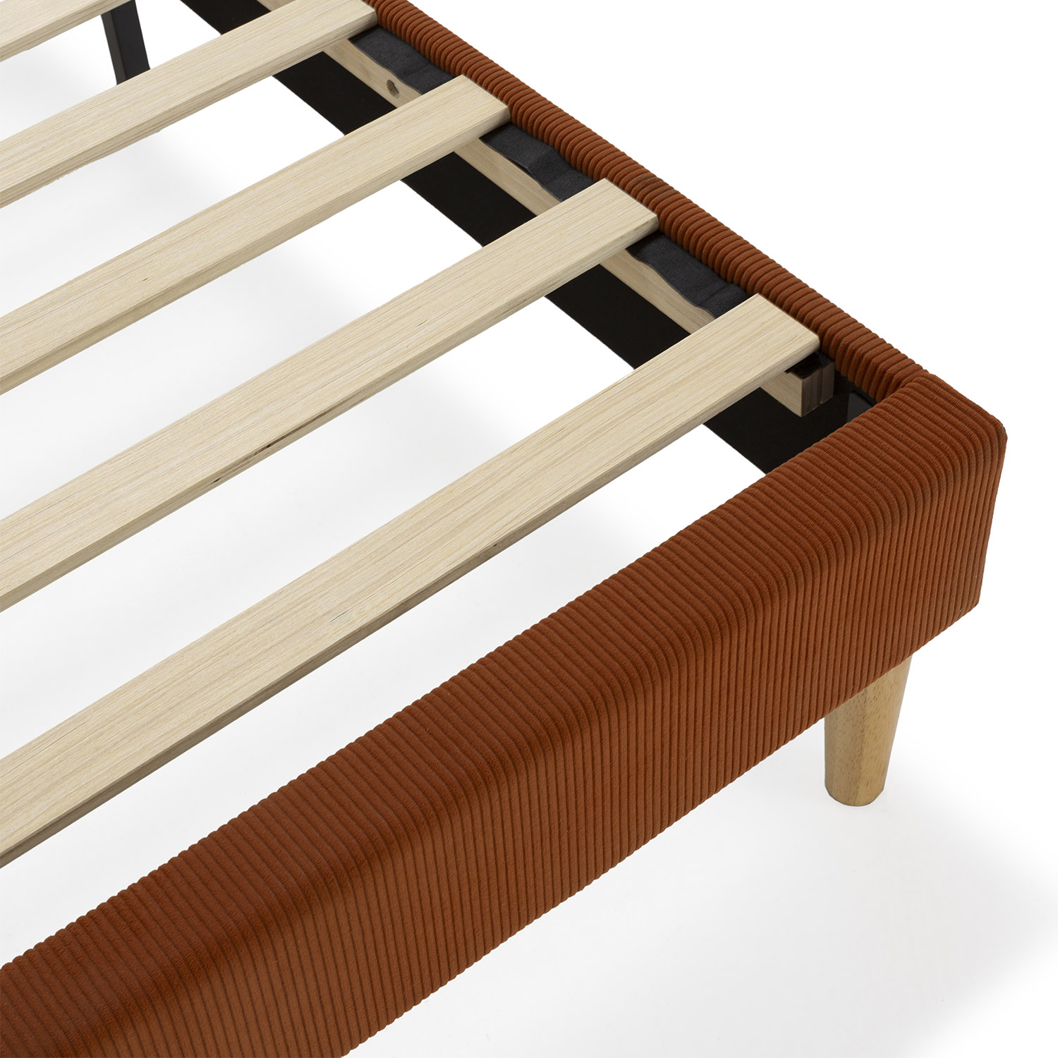 Un primer plano de un somier con listones de madera y un cabecero de tela naranja texturizada.
