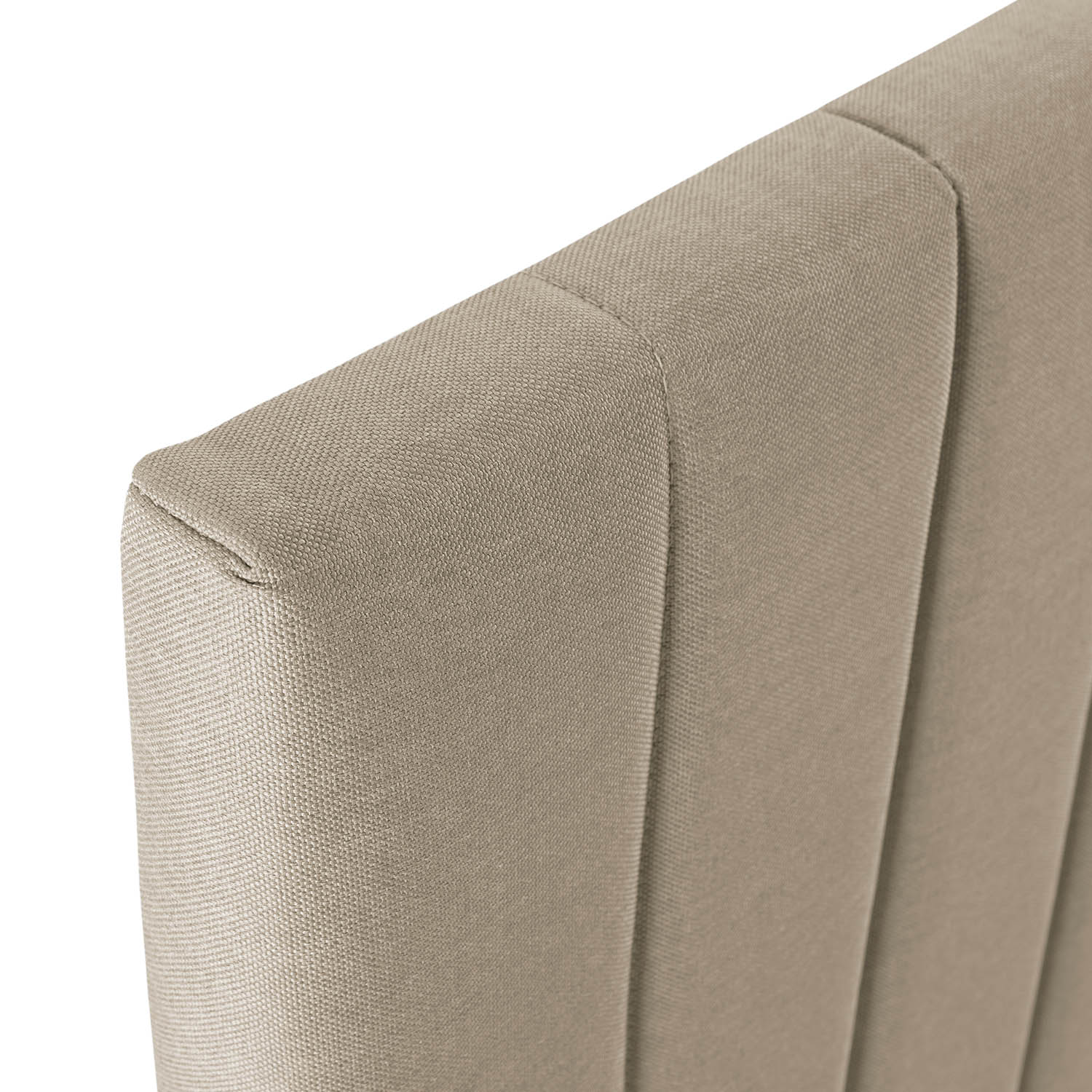 Primer plano de mueble tapizado marrón claro con pliegues verticales.