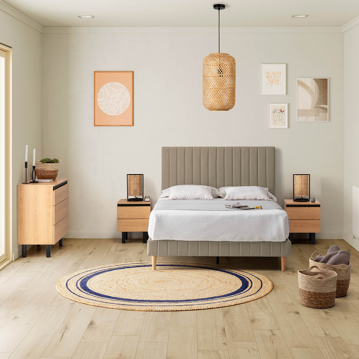 Un dormitorio con cama, mesitas de noche, cómoda y alfombra redonda.