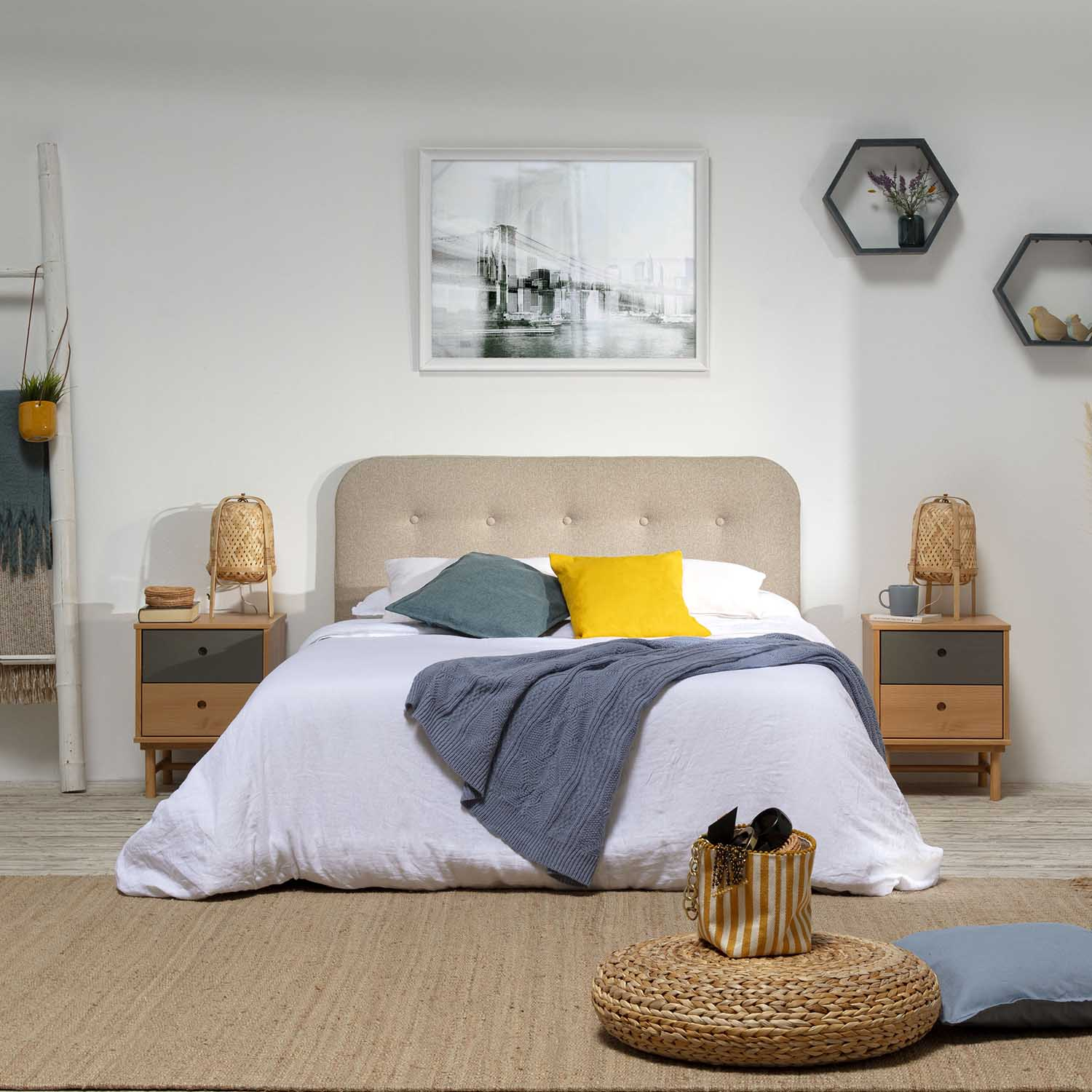Un dormitorio con cama, mesitas de noche, lámpara, cuadro y decoración.