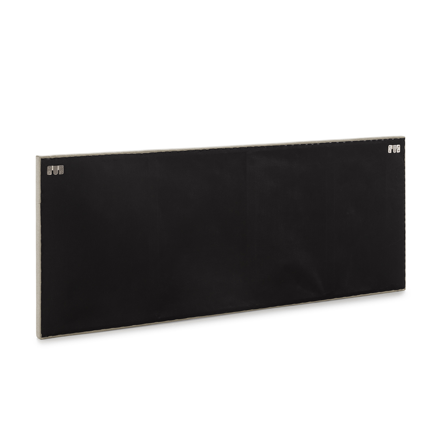 Respaldo negro con herrajes para colgar en las esquinas.