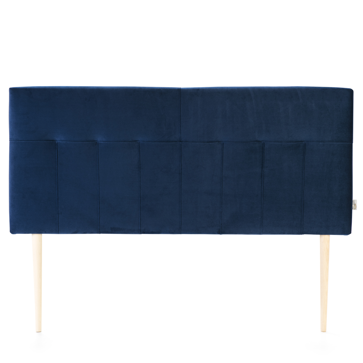 Un cabecero azul marino de terciopelo con costuras verticales y dos patas de madera.
