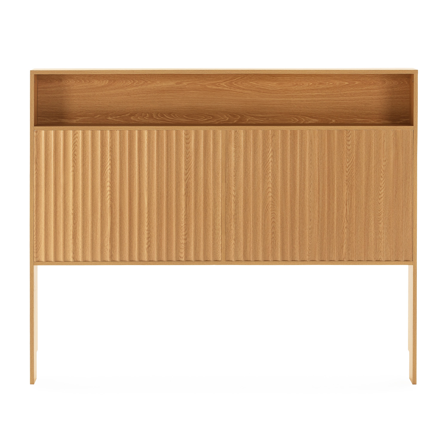 Una mesita de noche de madera clara con detalles acanalados y un estante superior.