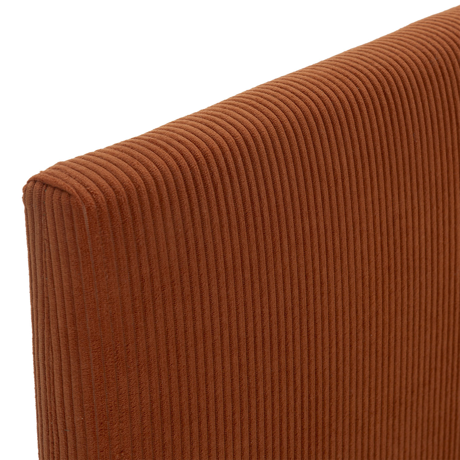Primer plano de un mueble de pana naranja con costillas verticales.