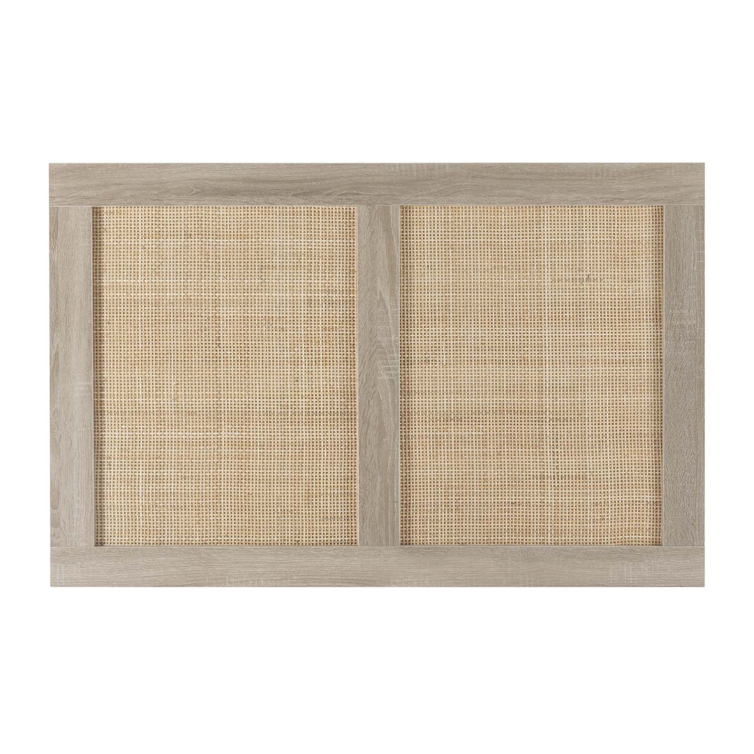 Un armario rectangular con dos inserciones de ratán y un marco de madera.