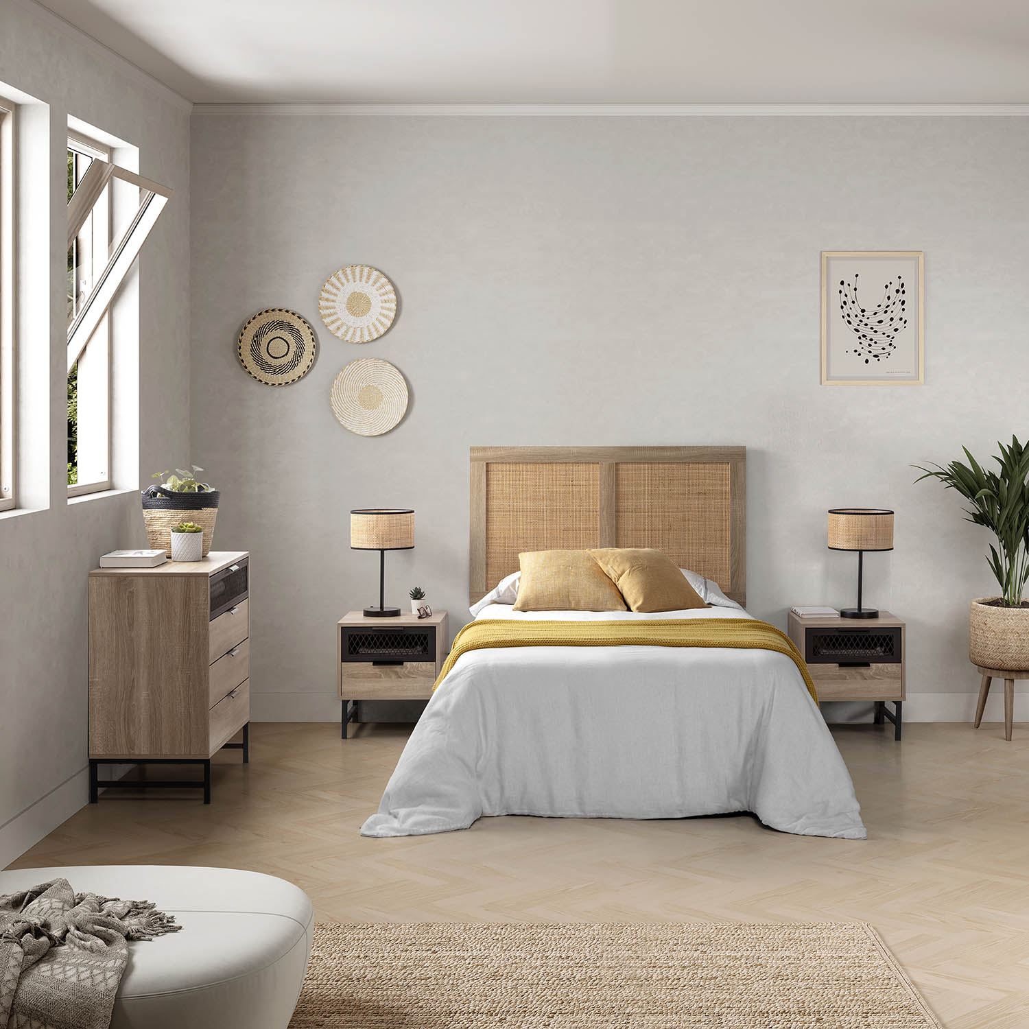 Dormitorio luminoso con cama, mesitas de noche, cómoda, ventana y decoración de pared.