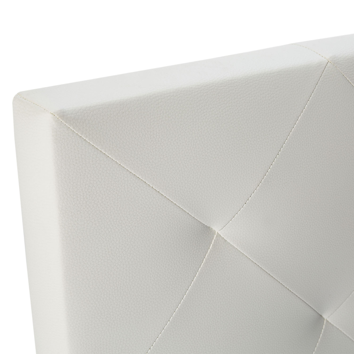 Primer plano de una superficie de cuero blanco acolchado con costuras que forman un patrón de diamantes.