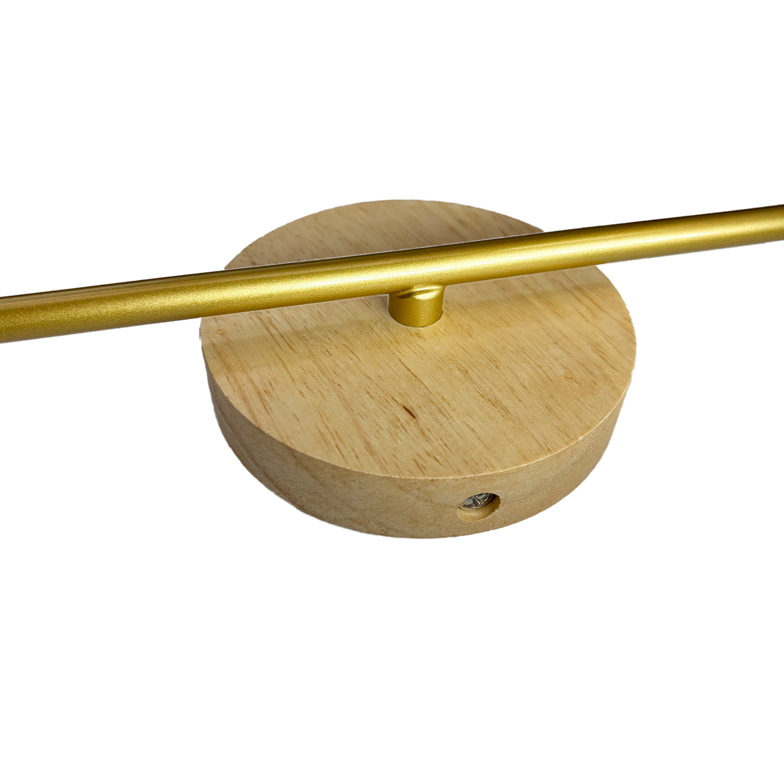 Una barra dorada descansa sobre una base redonda de madera con un tornillo visible.