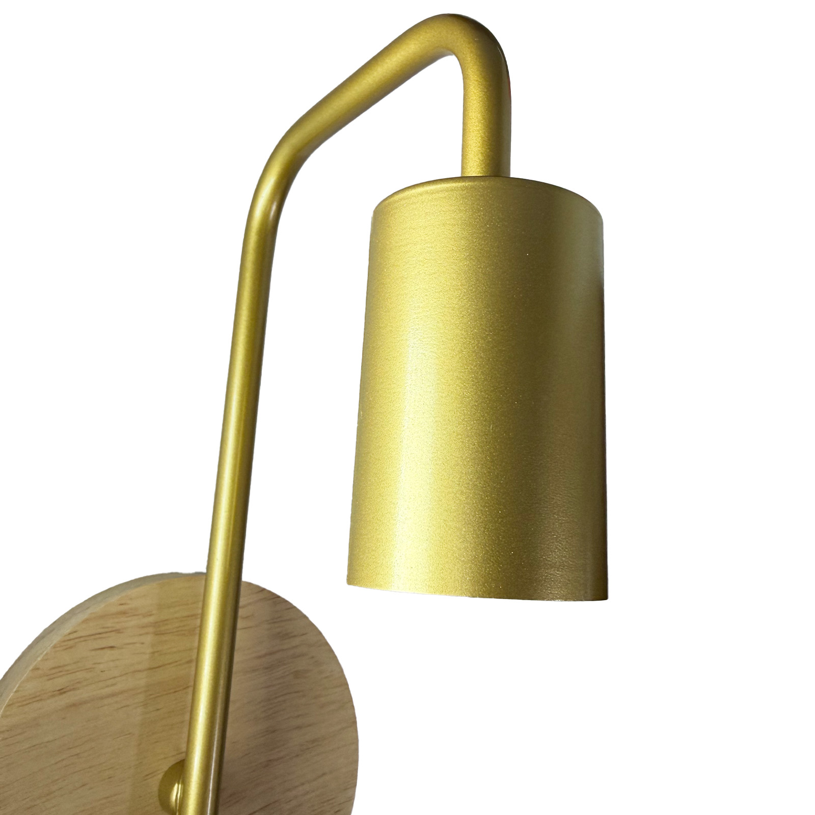 Lámpara de pared dorada con base de madera y pantalla cilíndrica.