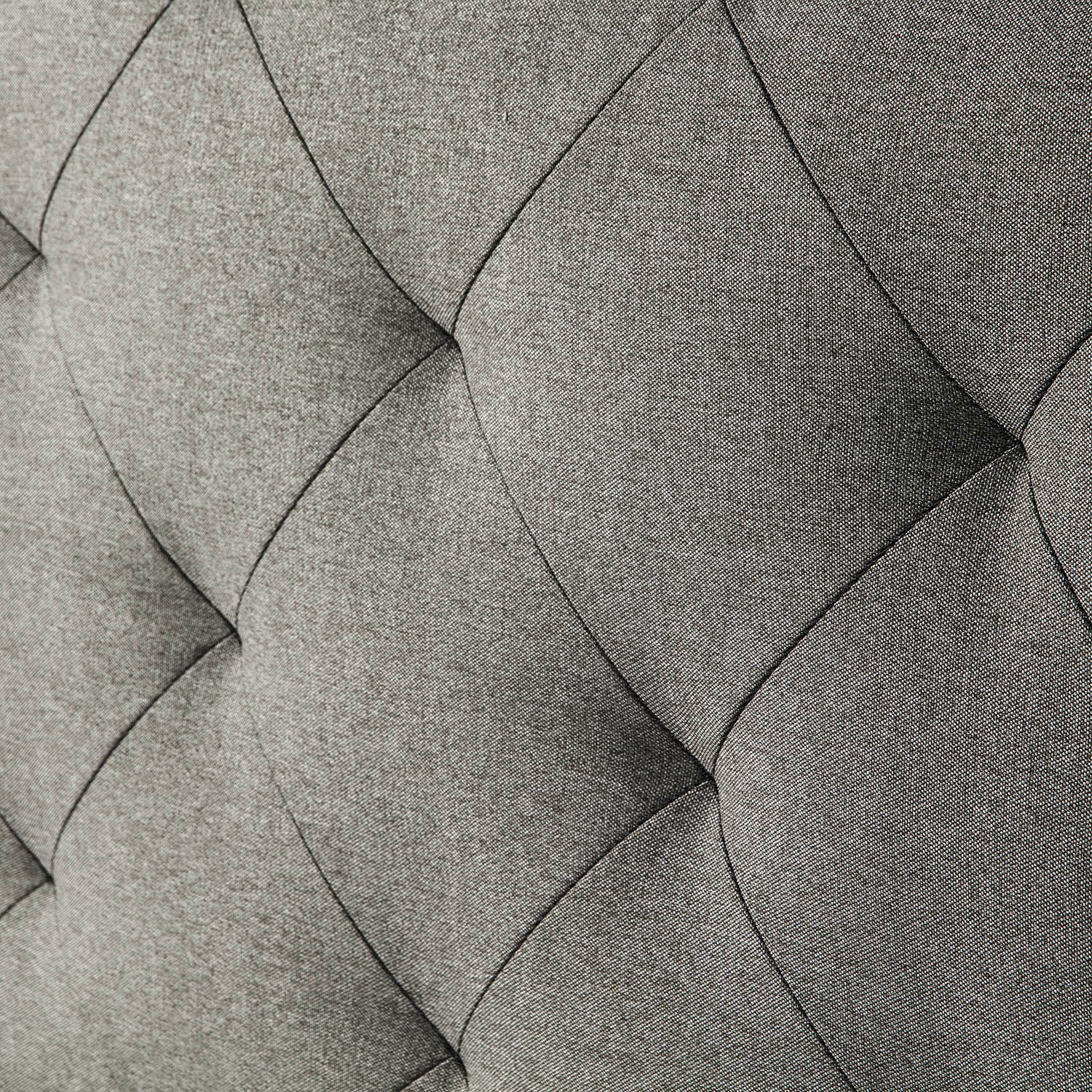 Superficie tapizada gris con acolchado de rombos.