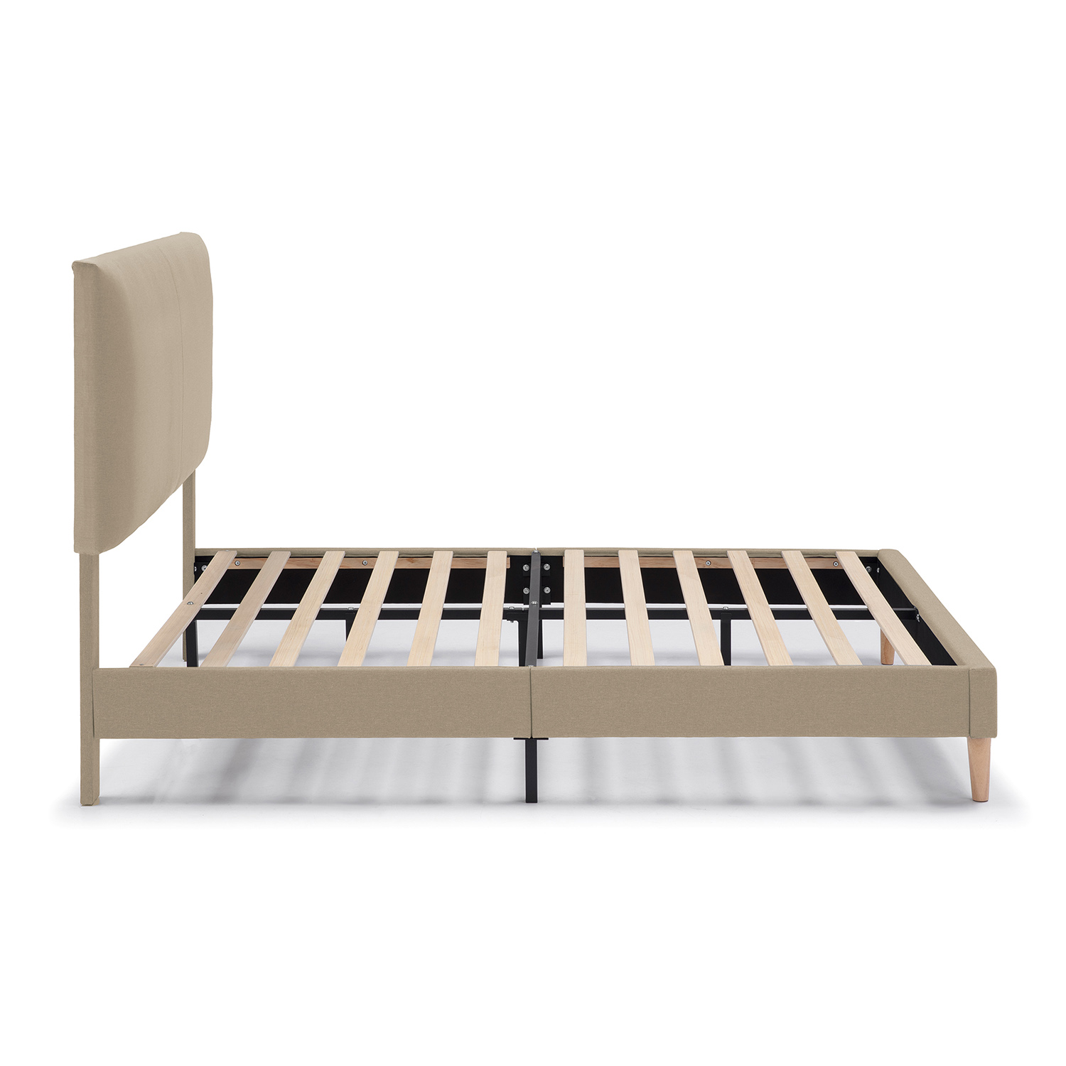 Una base de cama tapizada beige con cabecero y listones de madera sobre fondo blanco.