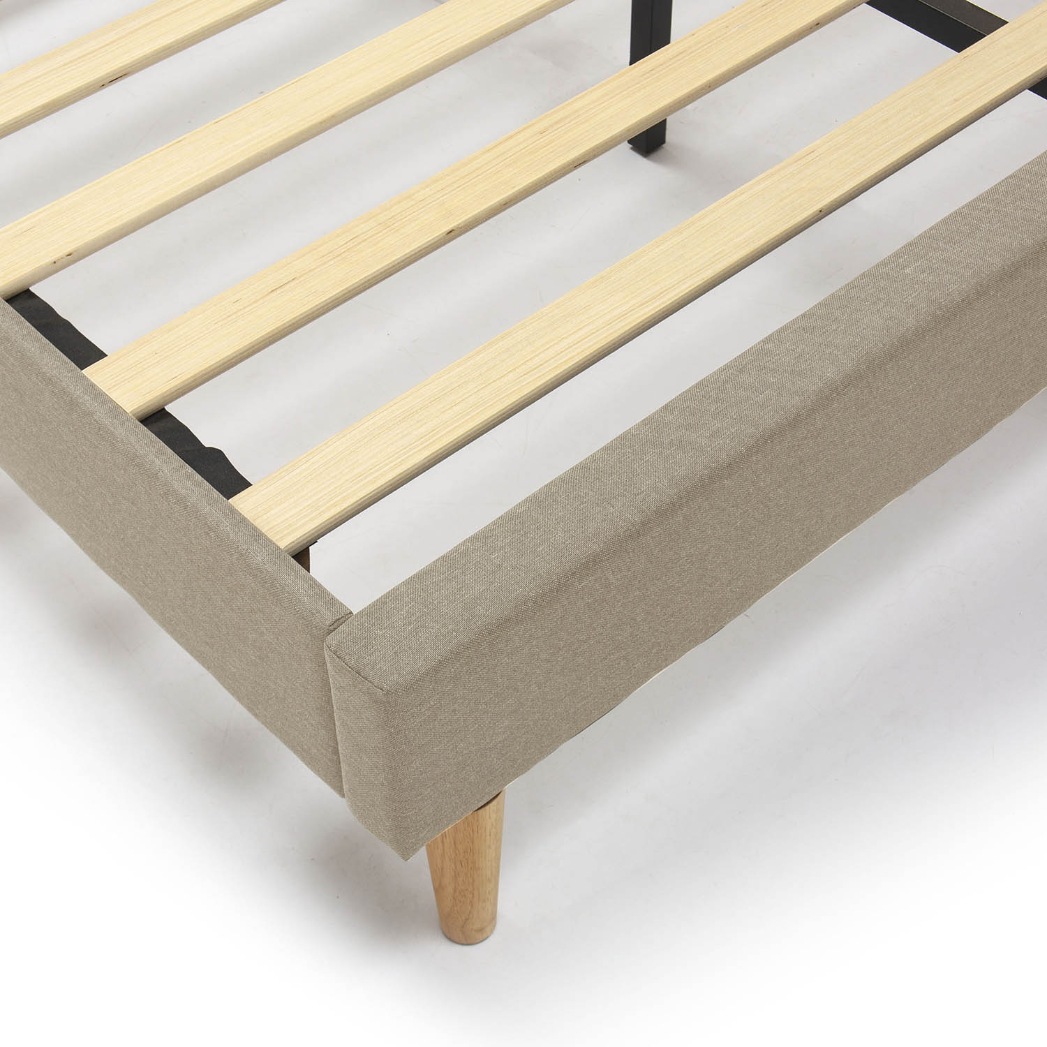 Sección de somier tapizado con listones de madera y patas sobre fondo blanco.