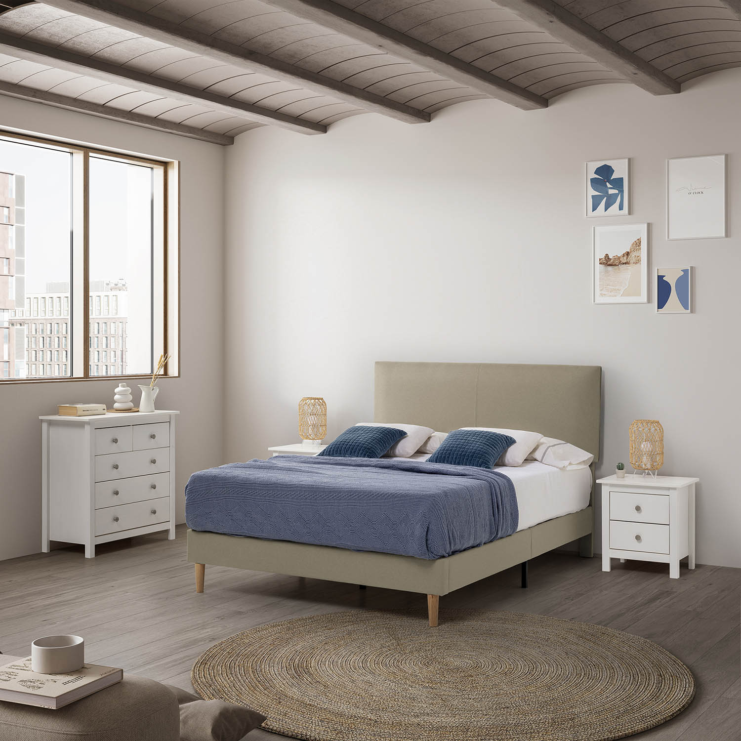 Un dormitorio con cama, mesitas de noche, cómoda y alfombra redonda.