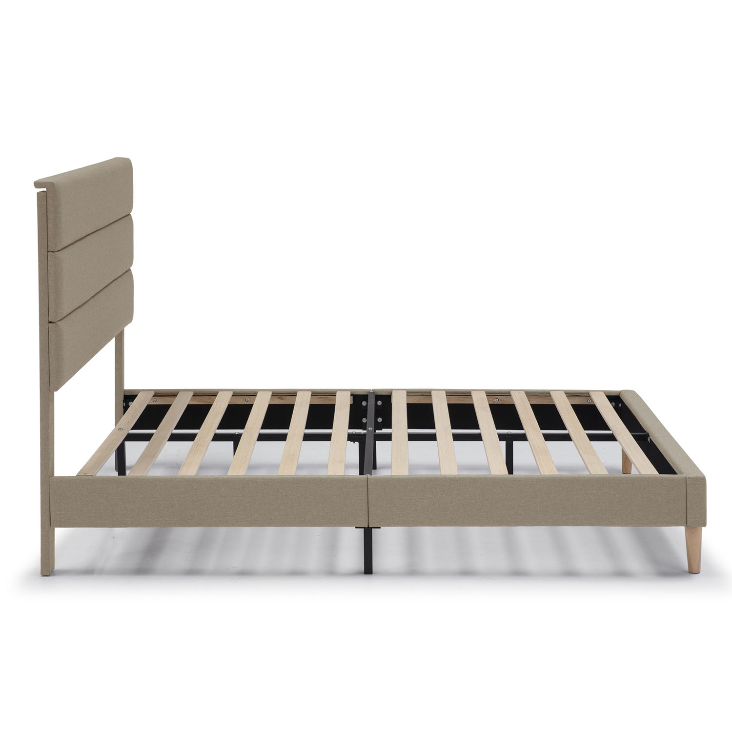 Una base de cama tapizada beige con somier de listones y cabecero acolchado.