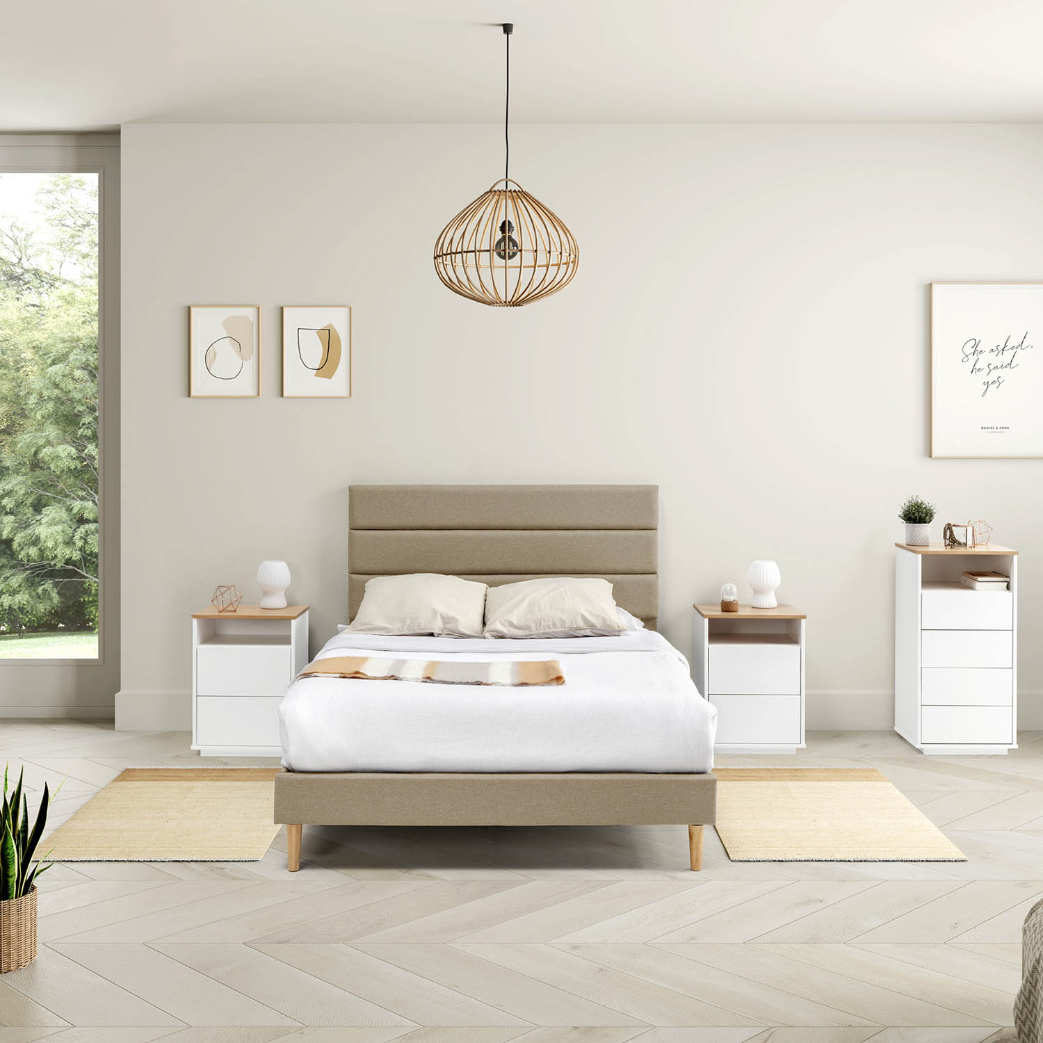 Un dormitorio luminoso con cama, mesitas de noche, alfombra y arte en la pared.