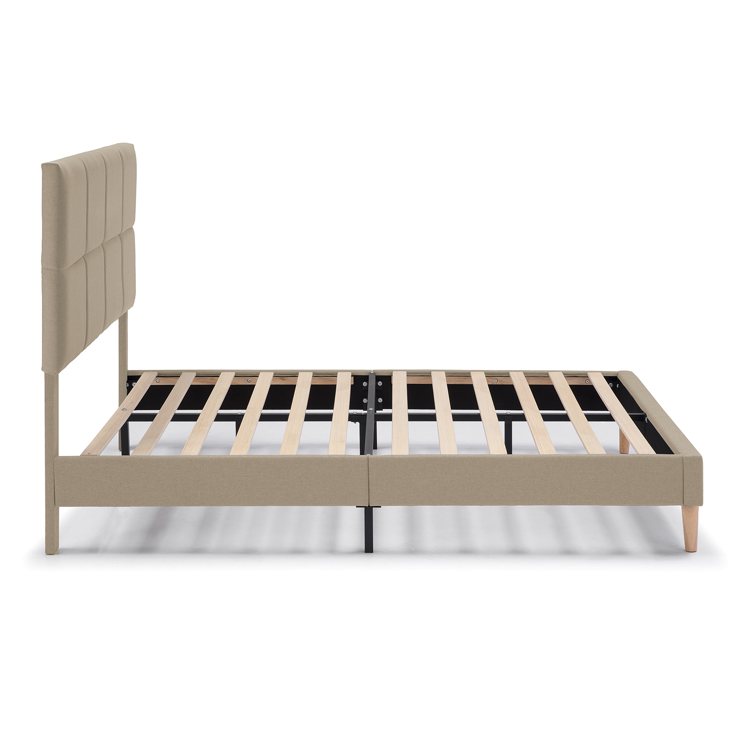 Somier tapizado beige con cabecero capitoné y lamas de madera.