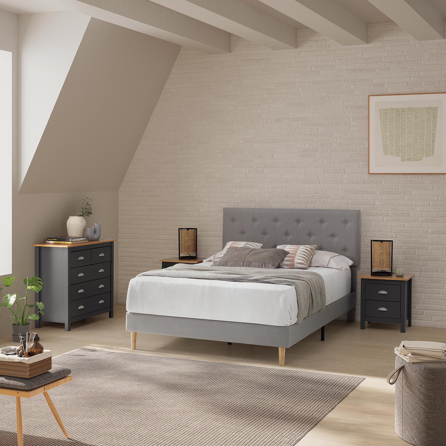 Un dormitorio con cama gris, mesitas de noche, cómoda y alfombra.