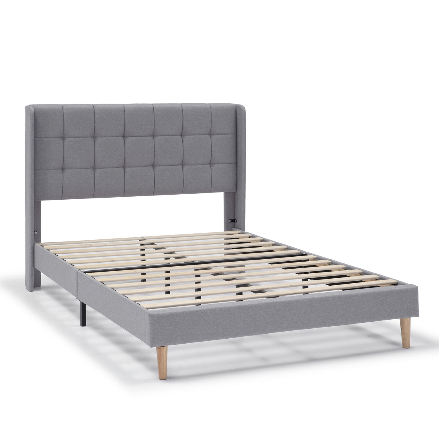 Una estructura de cama de tela gris con cabecero tapizado y somier de listones.