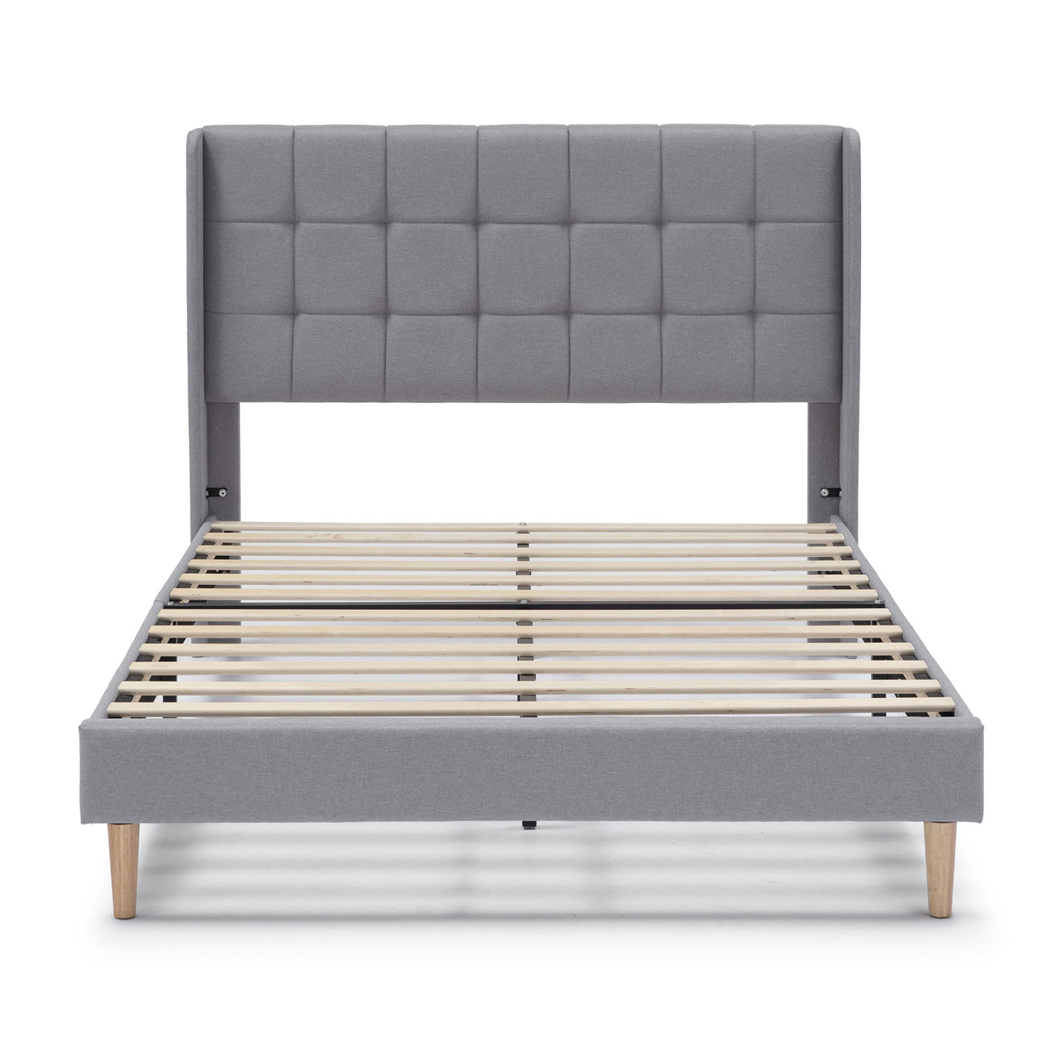 Cama de tela gris con cabecero tapizado y base de listones de madera.