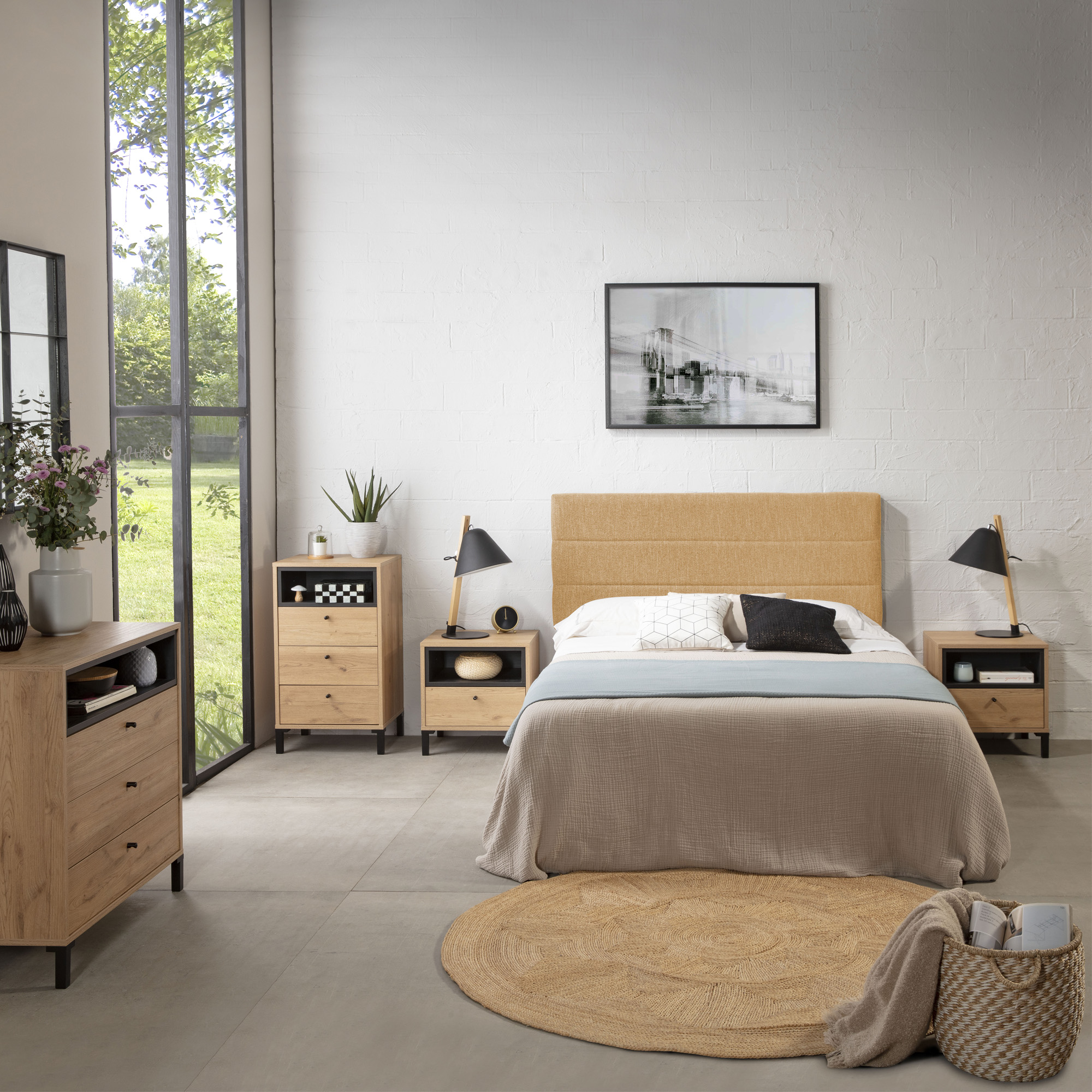 Dormitorio moderno con cama doble, mesitas de noche, cómoda y ventana grande.