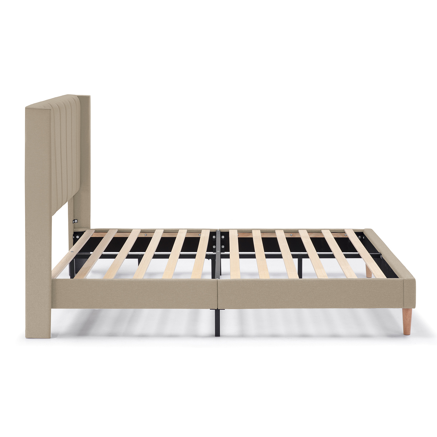 Un somier tapizado beige con cabecero capitoné y listones de madera.