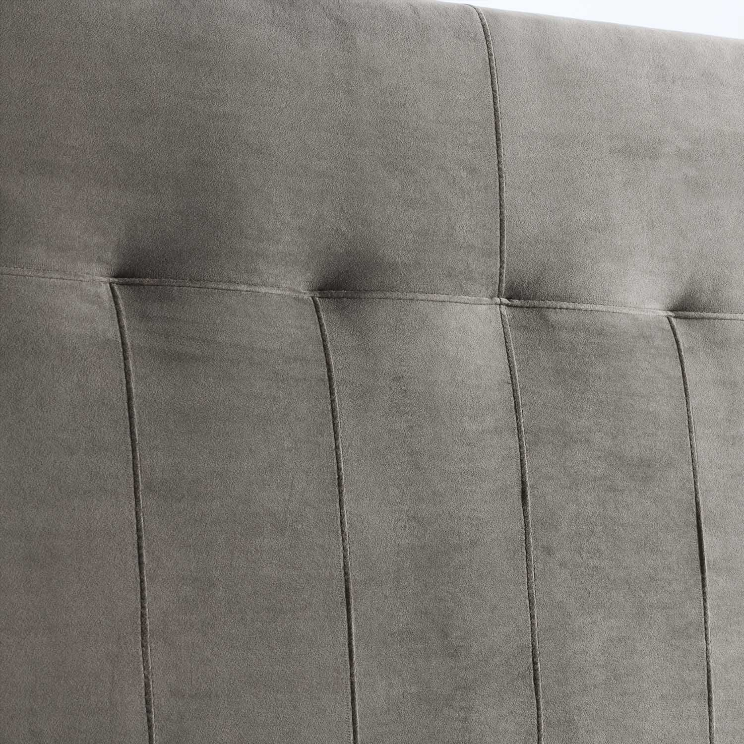 Tejido gris con costuras verticales y acolchado de rombos.