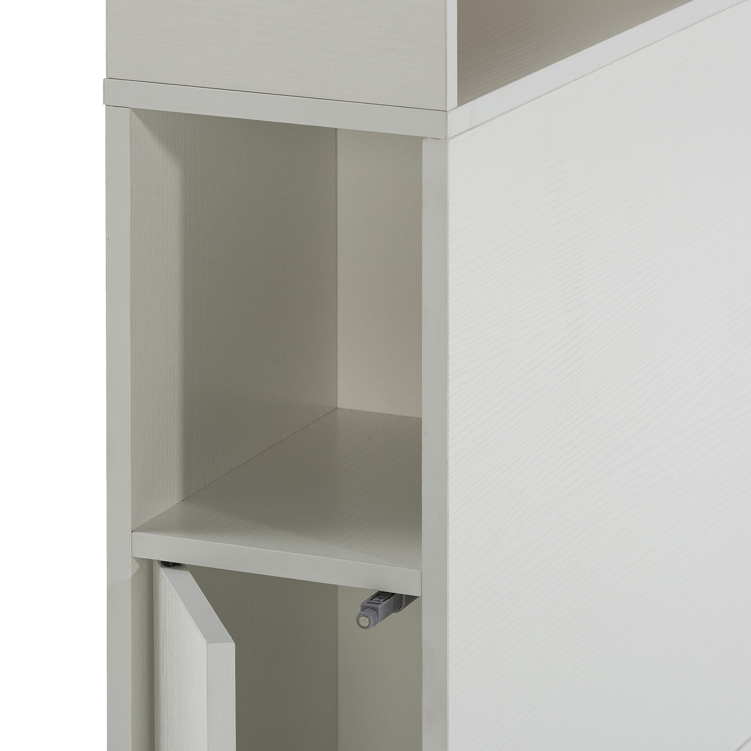 Primer plano de una superficie de madera blanca con estantes abiertos y una puerta.
