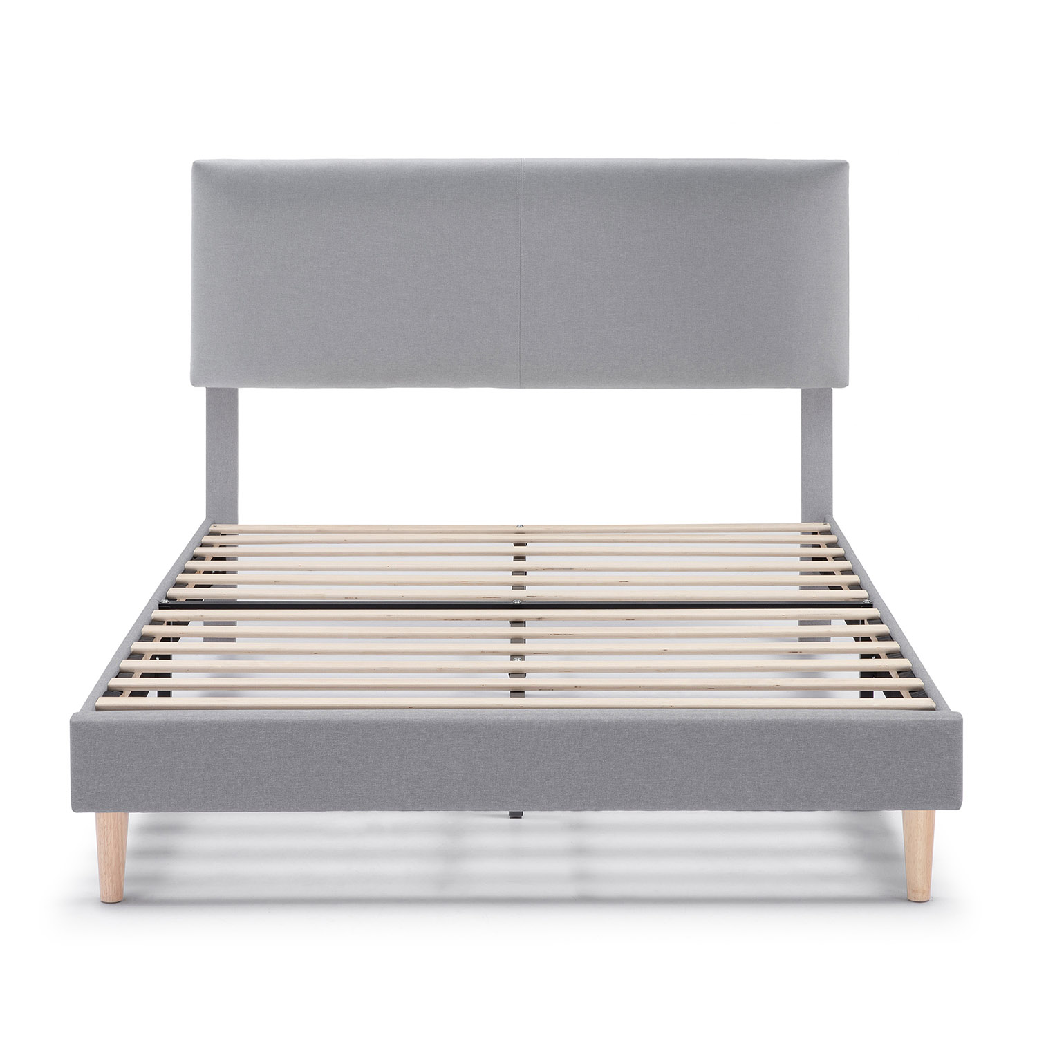 Estructura de cama gris de tela con somier de láminas de madera.
