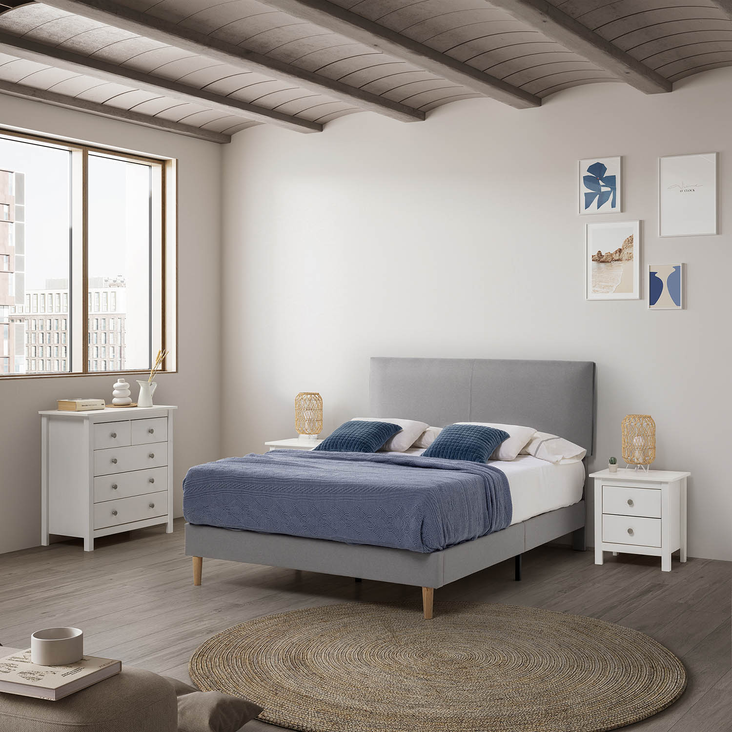 Dormitorio moderno con cama gris, mesitas de noche y cómoda blancas. Techo madera.