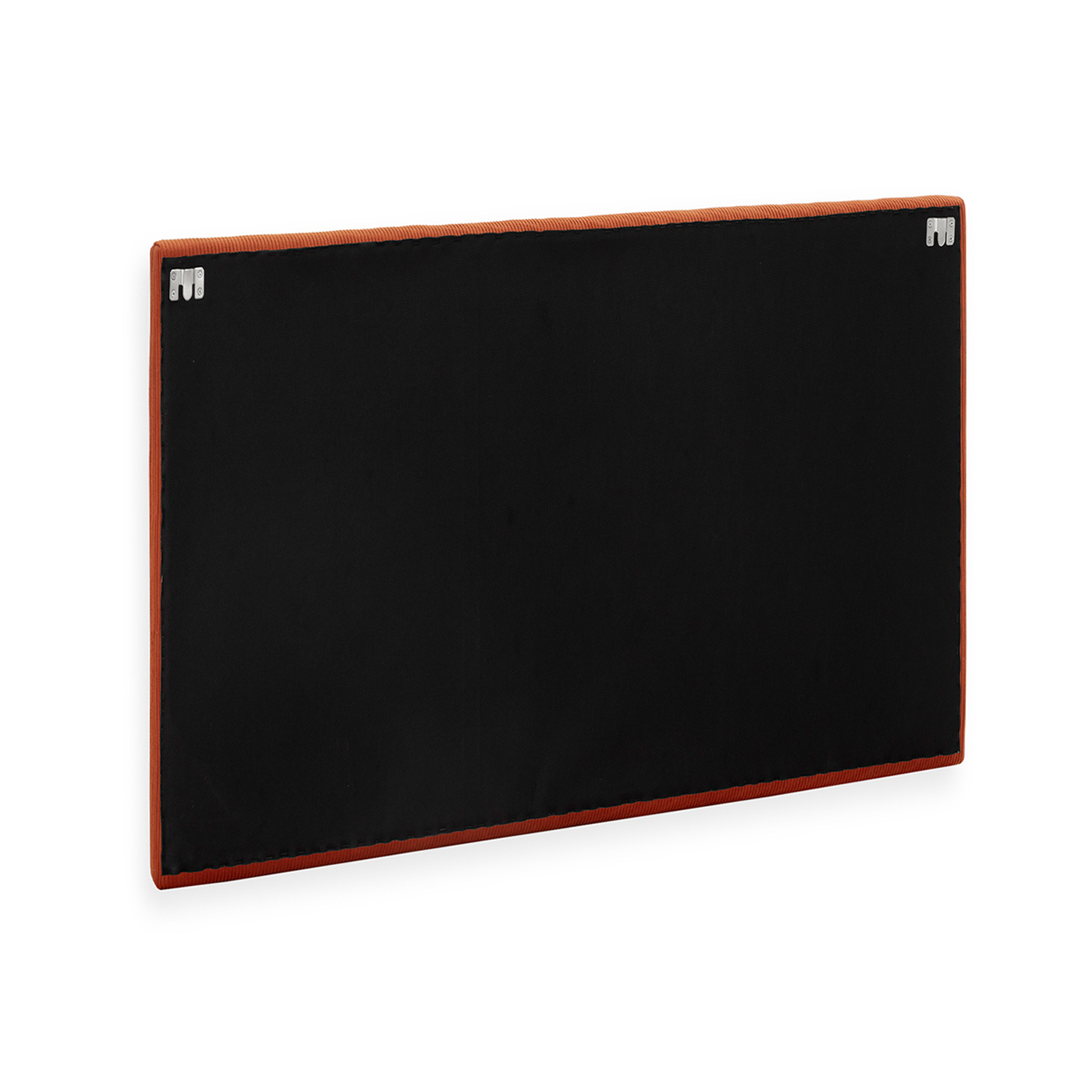 Reverso de un cabecero naranja con respaldo de tela negra y soportes de pared.